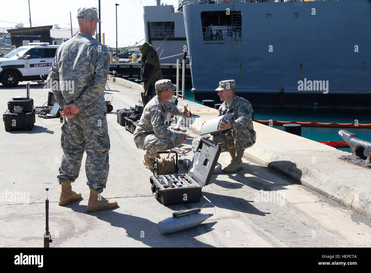 Pacific Armee Seeleute, Taucher, Militärpolizei und explosive Verordnung Entsorgung Truppen mit 8. Theater Sustainment Command ihre einzigartigen Fähigkeiten mit Sgt. Major der Armee Daniel A. Dailey während seines Besuchs in U.S. Armee logistische Unterstützung Schiff-4 Generalleutnant William B. Bunker 12 Mai hier geteilt. Pazifik-basierte Armee Seeleute, Taucher, EOD, m/s teilen einzigartige Fähigkeiten mit SMA 150512-A-AY884-295 Stockfoto