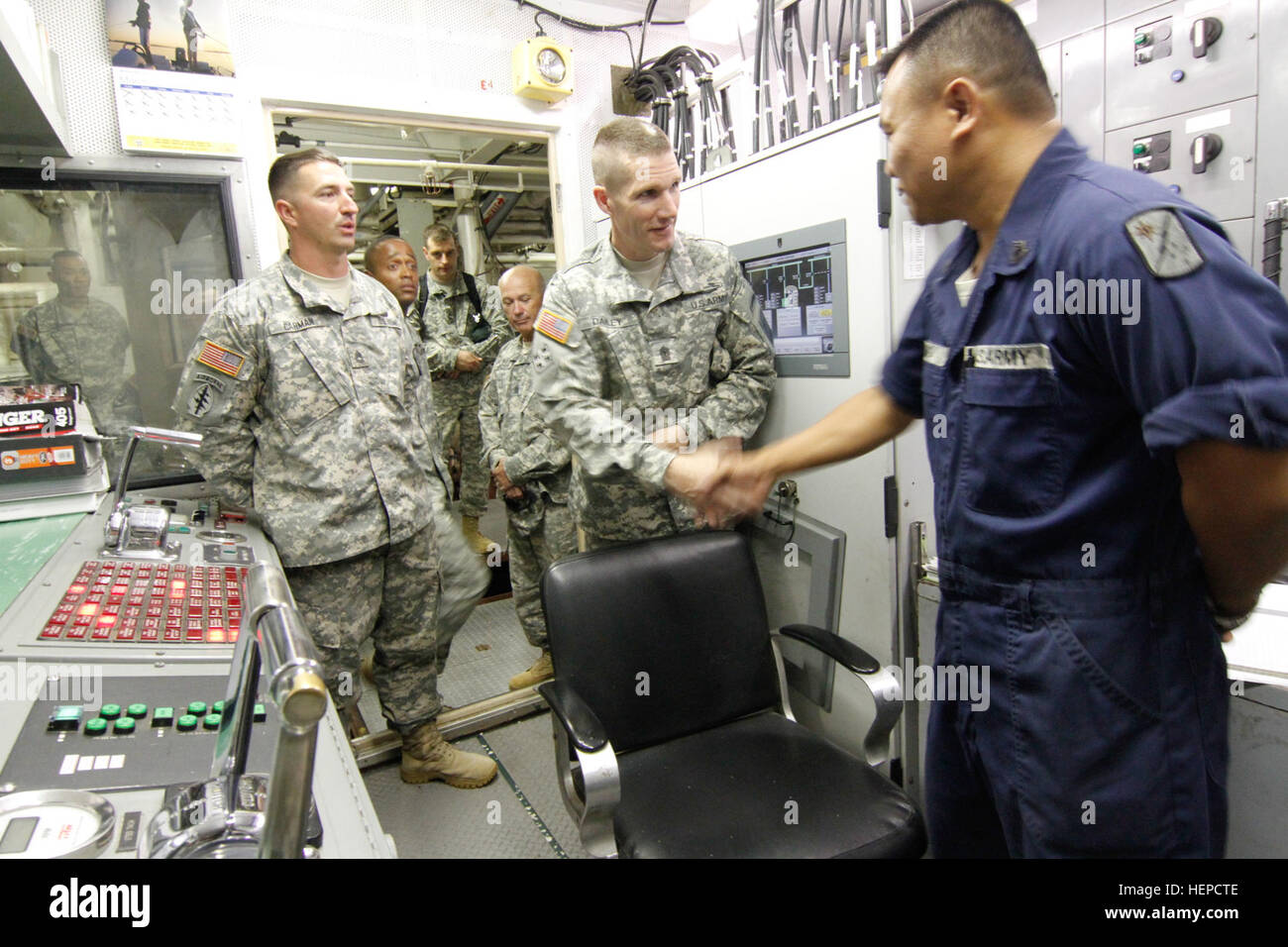 Pacific Armee Seeleute, Taucher, Militärpolizei und explosive Verordnung Entsorgung Truppen mit 8. Theater Sustainment Command ihre einzigartigen Fähigkeiten mit Sgt. Major der Armee Daniel A. Dailey während seines Besuchs in U.S. Armee logistische Unterstützung Schiff-4 Generalleutnant William B. Bunker 12 Mai hier geteilt. Pazifik-basierte Armee Seeleute, Taucher, EOD, m/s teilen einzigartige Fähigkeiten mit SMA 150512-A-AY884-299 Stockfoto