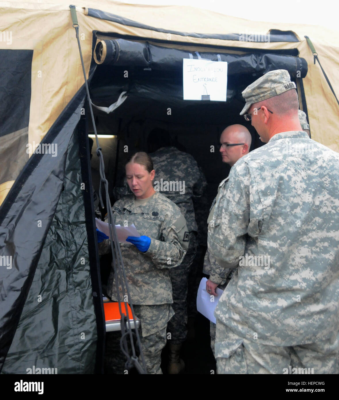 Soldaten mit den 213. Medical Company (Bereich Support) Bildschirm Soldaten des Befehls 87. Truppe vor der Verabreichung von Impfungen während eines Ereignisses Masse Immunisierung bei einer jährlichen Training Übung hier.  "Es kann etwas schwierig sein, weil jede Person muss verschiedene Dinge, nicht jeder Mensch braucht die gleichen Aufnahmen" drückt Pfc. Amesha Sifuentes, ein Gesundheits-Spezialisten mit der 213. Medical Company (Bereich Support). "Ich bin mit den medizinischen Aufzeichnungen helfen um sicherzustellen, dass sie für die Aufnahmen erforderlich oder nicht richtig untersucht werden." (Foto von Pfc. Haley E. Haile) Soldaten zur Verfügung stellen immuniz Stockfoto