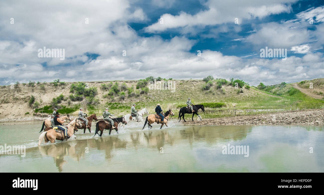 Führungskräfte und Personal aus über die 201. Schlachtfeld Überwachung Brigade (BfSB) hielt ihre Führung Professional Development eingetaucht in die reiche Geschichte und die Landschaft von Montana am Ort der Schlacht von Little Bighorn.    Im Laufe von zwei Tagen acht Teams zogen die geheiligten Schlachtfeld Gelände und ausgiebig untersucht die Dynamik der Militärstrategie, wichtige Persönlichkeiten und wichtige Ereignisse, die alle Einflussfaktoren in der größten Schlacht der 1876 Sioux Kriege waren. Begleitet von Guides und Mitarbeiter aus der US-Kavallerie Schule, die Teilnehmer der Operation wenig Stockfoto