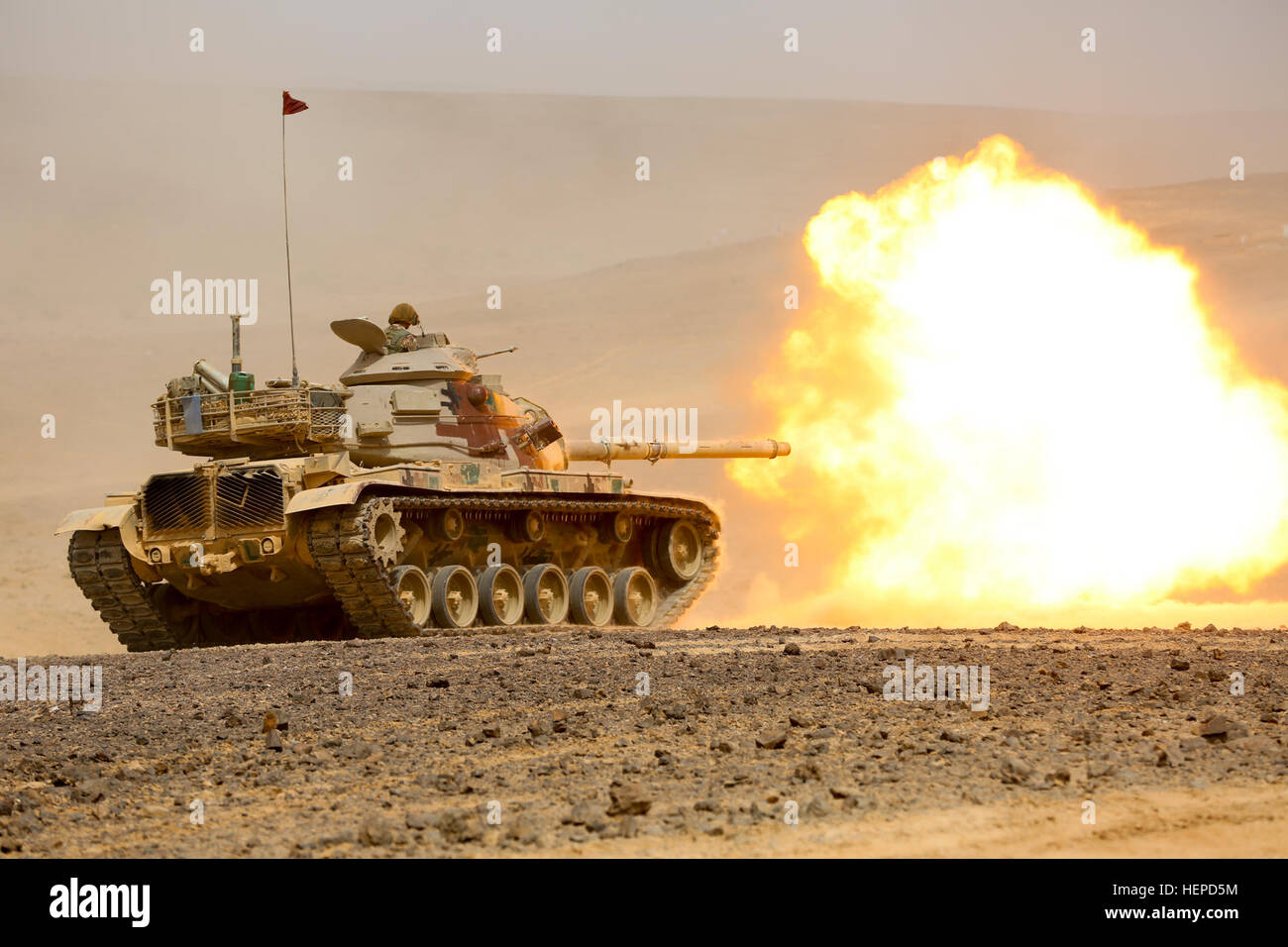 Ein M60A1 Panzer von der jordanischen Armee feuert eine Runde auf einen Bereich im Wadi Shadiyah während einer massiven militärischen Demonstration vor Würdenträger und Medien, 18 Mai. Seine königliche Hoheit Prinz Feisal, der Oberbefehlshaber der JAF, Vorsitzender der gemeinsamen Stabschefs General Mashal Al Zaben und General Lloyd Austin III, Leiter des US Central Command, gehörten die anwesenden den kulminierenden Fall der zweiwöchigen, multinationale Übung eifrig Lion 2015. Teilnehmende Nationen zählten neben den USA und dem Haschemitischen Königreich Jordanien Australien, Bahrain, Belgien, Kanada, Ägypten, Frankreich Stockfoto