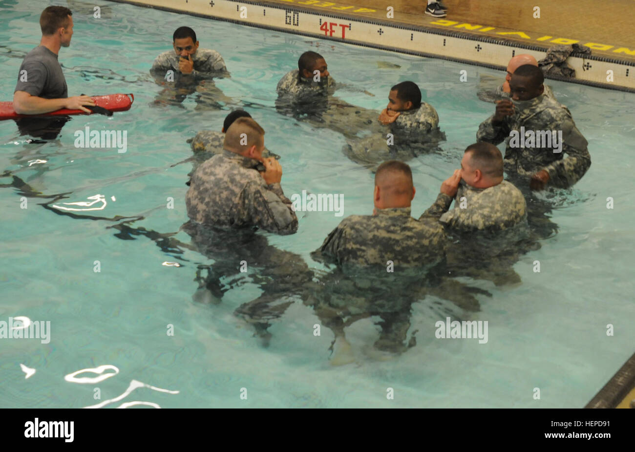 Dritte Sustainment Command (Expeditionary) Soldaten erstellen Schwimmhilfen durch Einblasen von Luft in ihre Bekämpfung Armeeuniformen, Mai 19, Gammon-Fitness-Center. Wassersicherheit gehörte zu mehreren Klassen von 3. ESC für Sicherheit stehen unten Tag anziehen. (Foto: US-Armee Sgt. 1. Klasse Gary J. Cooper, 3. ESC Public Affairs) Handlangern stehen unten für Sommer Sicherheit 150519-A-AQ548-001-CC Stockfoto