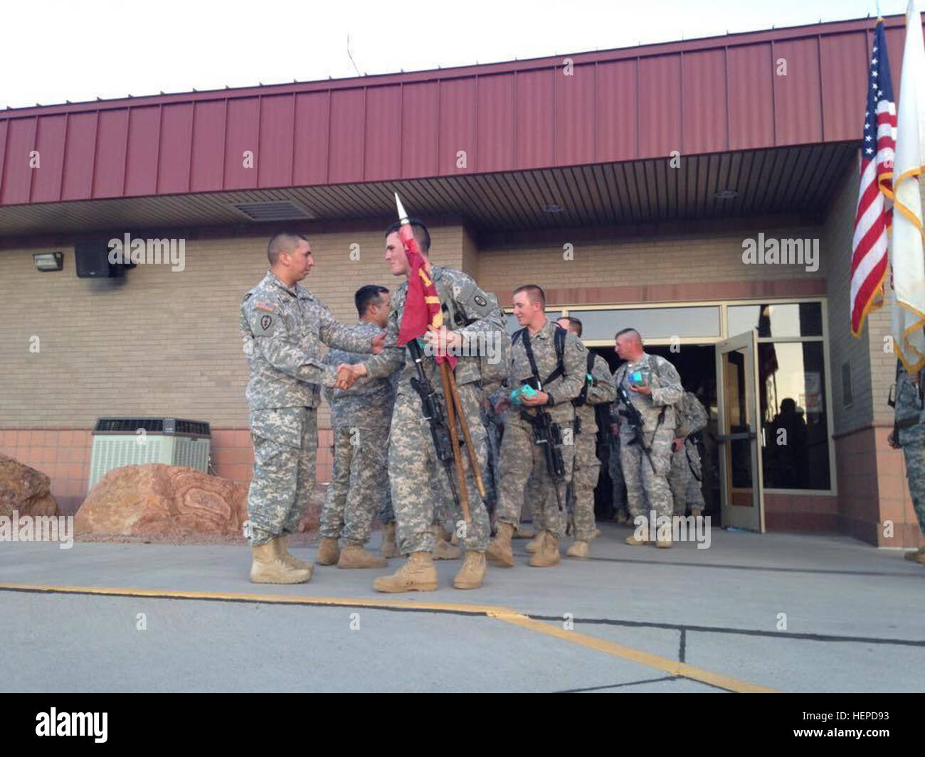 North Carolina National Guard Soldat Alpha Batterie, 1. Bataillon, 113. Field Artillery Regiment zugewiesen sagt Lebewohl zu einem Fort Bliss, Texas, vor der Bereitstellung Trainer 19. Mai 2015, als er bereitet die USA für den Einsatz des Gerätes nach Bahrain zu verlassen. Die Batterie, Sitz in Lincolnton, N.C., ist eines der mehreren 30. gepanzerte Brigade Combat Team Elemente derzeit bereitgestellt oder Vorbereiten der Bereitstellung für den Nahen Osten oder in Europa. (Foto: US Army National Guard Captain Dave Chace, 30. gepanzerte Brigade Combat Team) Räder, zieht Lincolnton basierende N.C. National Guard Akku für Übersee Stockfoto