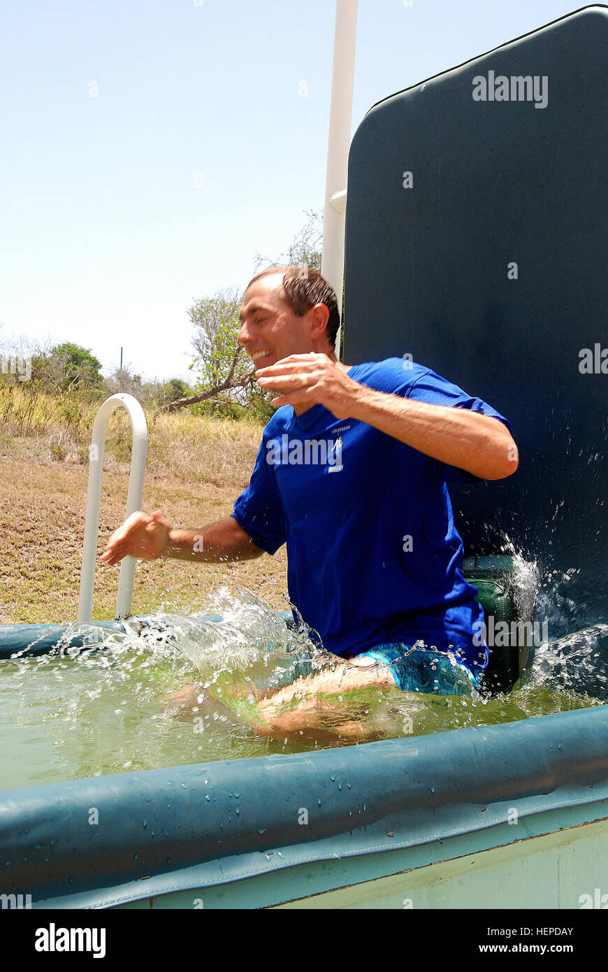 Eine Spendenaktion bei der Joint Task Force Guantanamo in Kuba beinhaltet eine Dunk-Tank-Challenge am 9. August 2008, die moralische Aktivitäten unterstützt, während JTF weiterhin Häftlinge betreut, Geheimdienste und Strafverfolgungsmaßnahmen einsetzt. Stockfoto