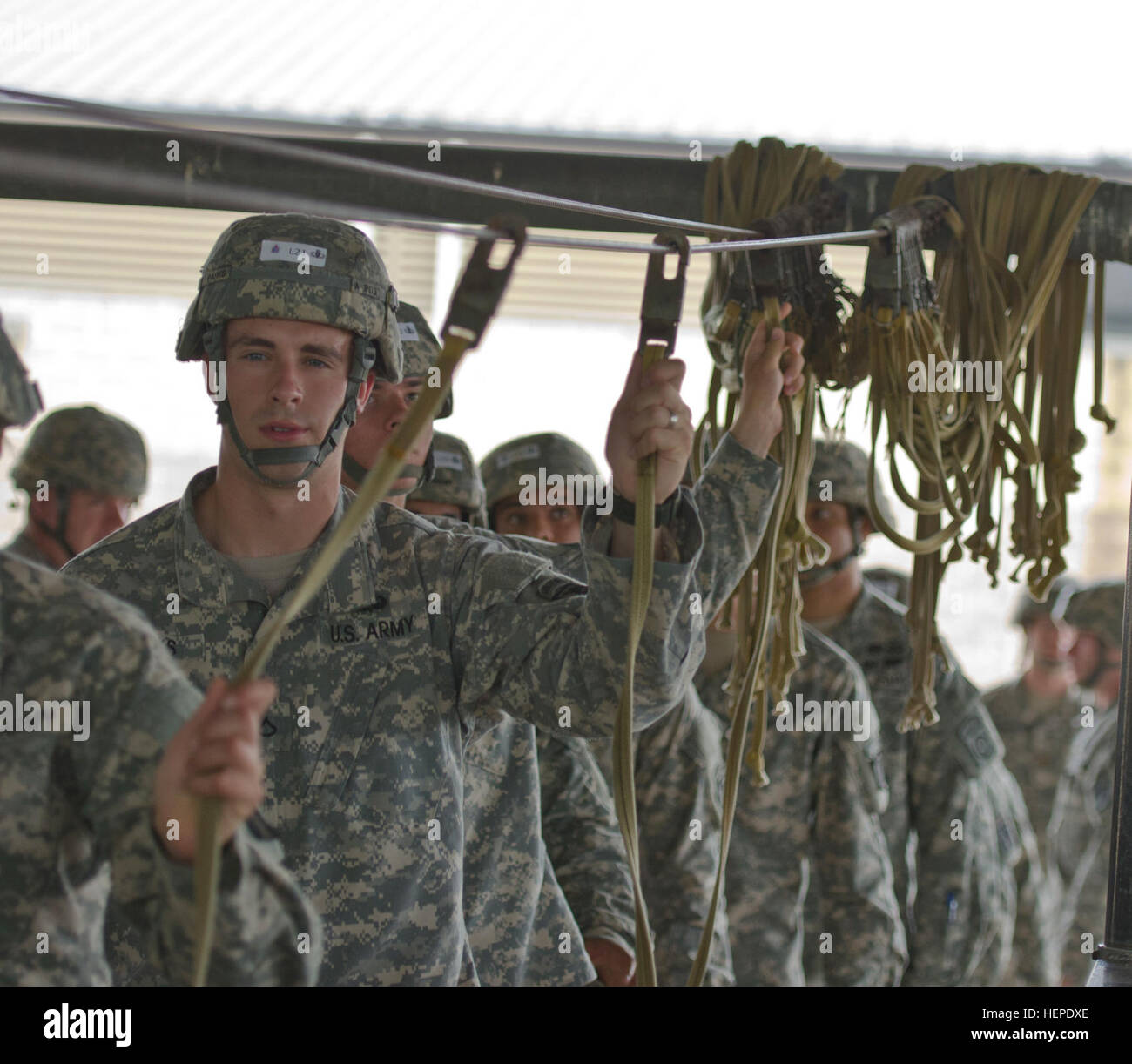 US Armee-Reserve-Soldaten beteiligen sich Luftlandeoperationen mit aktiven Dienst Soldaten als Teil eines neuen Mehrkomponenten Programms Integration von Reserve-Soldaten mit dem 18. Airborne Corps und die 101. US-Luftlandedivision an Papst Army Airfield, Fort Bragg, N.C., 2. Juni 2015. Das Mehrkomponenten-Programm ermöglicht die Armee-Reserve-Soldaten nicht nur mit ihren aktiven Dienst-Pendants zu trainieren, aber nehmen an Spielautomaten innerhalb der Einheit. (US Armee-Foto von Brian Godette/freigegeben) Aktiven Dienst und Reserve, XVIII Airborne Corps wird Mehrkomponenten Kraft 150602-A-SQ484-043 Stockfoto