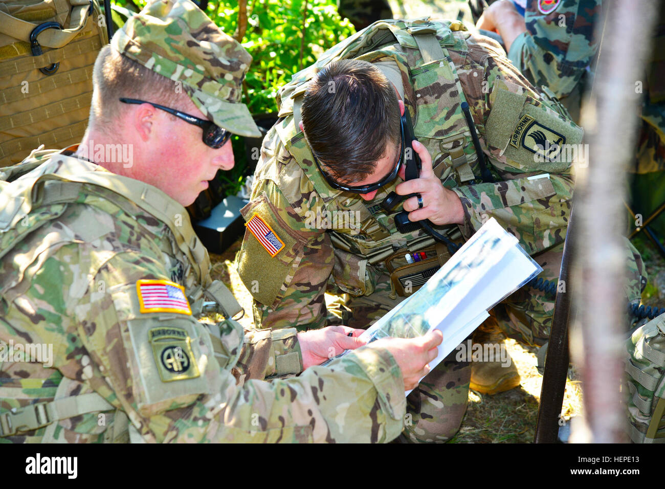 SPC. Brock Higgins (rechts), ein Fallschirmjäger zugewiesen, das 1. Bataillon, 503. Infanterieregiment, 173rd Airborne Brigade führt ein Optionsfeld/Kontrollkästchen während Staff Sgt Brian Finger (links), ein Fallschirmjäger, das 2. Bataillon, 503. Infanterieregiment, 173rd Airborne Brigade zugewiesen, Grundstücke ein Ziel auf einer Karte 3. Juni 2015 während eines Trainings Adria Strike nächster Pocek in Postonja, Slowenien. Dieses Training bietet USA gemeinsame terminal Angriff Controller die Möglichkeit direkt mit der Streitkräfte anderer Nationen Partner arbeiten. Die Übung, die NATO-Staaten der USA und slowenischen Streitkräfte zusammengebracht Stockfoto