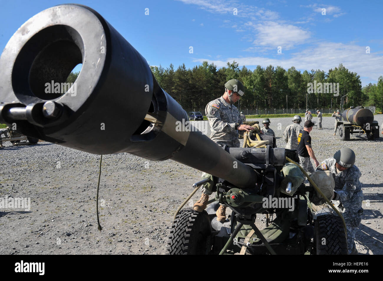 US-Soldaten, zugewiesen verschiedenen Einheiten in ganz Europa, inspizieren Geräte zur Schlinge Ladevorgänge für Mängel, die während einer Luft-Hindernisparcours in der 7. Armee gemeinsame multinationale Ausbildung des Befehls Grafenwöhr Training Area, Deutschland, 3. Juni 2015 zu trainieren. Der Kurs wird durch die 7. Armee Combined Arms Training Center durch eine mobile Trainerteam aus Fort Bragg durchgeführt und ist das erste Mal in die neu erbaute und renovierte Angriff Luftanlagen des Truppenübungsplatzes Grafenwöhr Air Assault Course stattgefunden hat. (US Armee-Foto von visuellen Informationen Spezialist Markus Rau Stockfoto