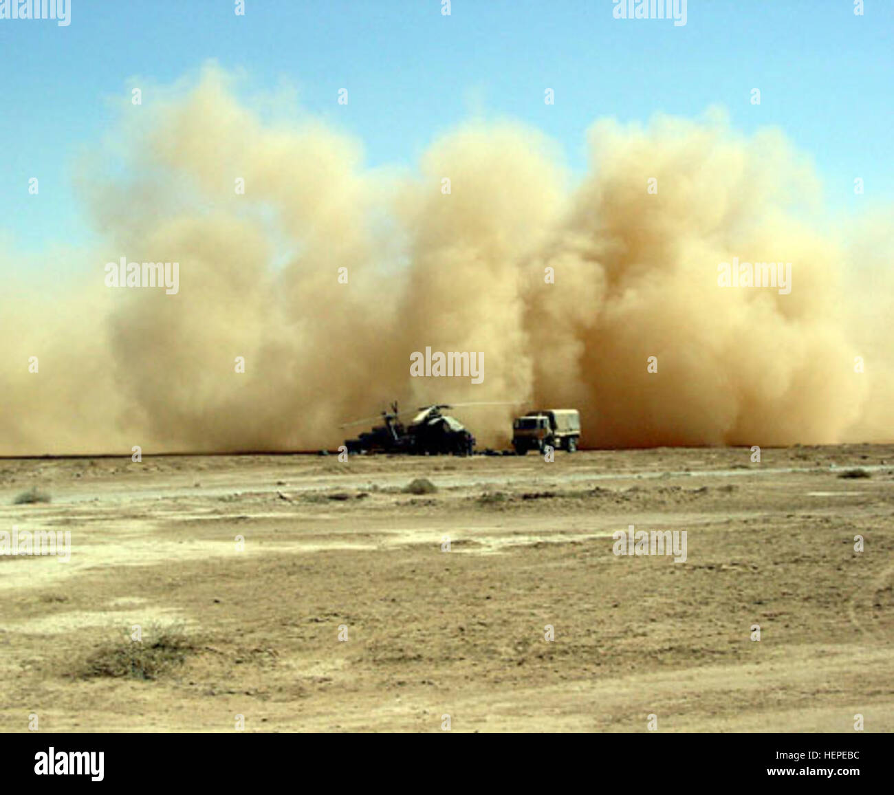 Braun US ARMY AVIATION BASE CAMP, zentralen Irak--April03--Jeff Dillard/Armee Foto eines AH-64A Apache vom 2. Geschwader, 6. Kavallerie-Regiment, hinterlässt eine riesige Wolke aus Staub nach der Landung auf einem einsamen Flugplatz im zentralen Irak. (US Army Foto/Kapitän Jeff Dillard)        (Enw # 42p Sb) US-Armee AH64 Staub 14797 41493935 Stockfoto