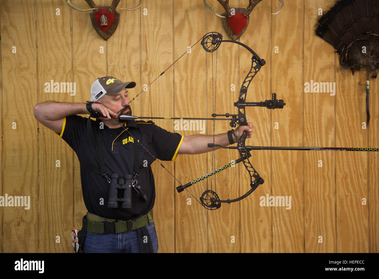 US Army Veteran Kapitän Frank Barroquiero aus Gainesville, Georgia, wählt in seinen Schuss beim Bogenschießen Training am Arlington Fairfax Kapitel des Bereichs IZAAK Walton League Olympische Bogenschießen für 2015 Department of Defense Krieger Games bei Centreville, VA., 7. Juni 2015. Barroquiero ist eine von mehr als 40 aktiven Dienst und erfahrene Athleten Ausbildung in Fort Belvoir. Er wird Team-Armee in der Schießwettbewerb vertreten und Bogenschießen Wettbewerb für 2015 DOD Krieger Spiele im Marine Corps Base Quantico, Virginia, vom 19 bis zum 28. Juni statt. Die 2015 DOD Krieger Spiele ist eine adaptive Sportwettbewerb für wo Stockfoto