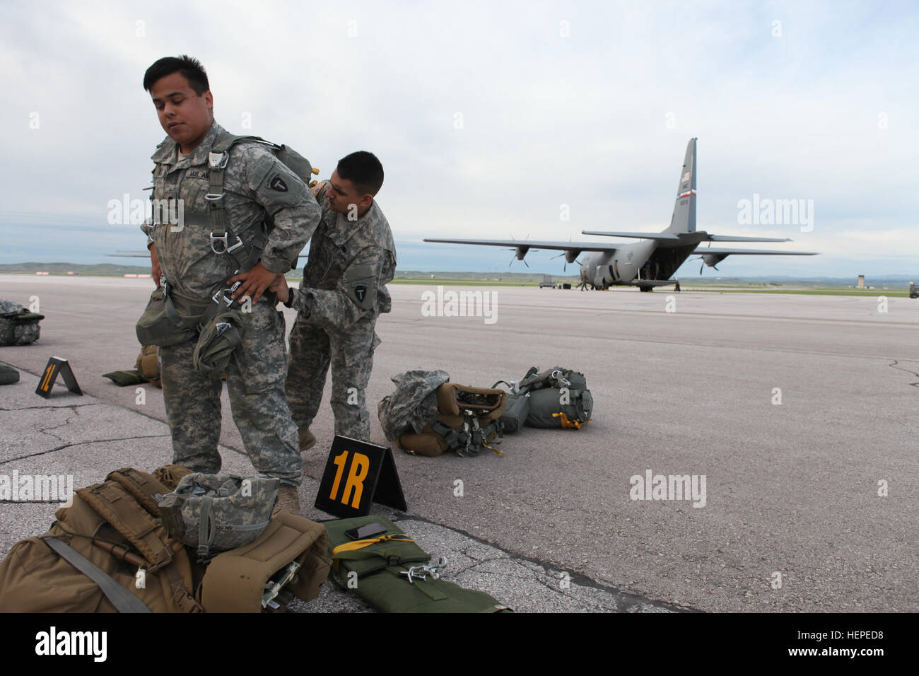Soldaten der texanischen Nationalgarde des 1.-143. Infanterie-Bataillons, Delta Company, nehmen am 5. Juni 2015 an der Golden Coyote Übung auf der Ellsworth Air Force Base in South Dakota teil, wo sie Luftlandeoperationen durchführen und sich auf ein gemeinsames szenarisches Training in den Black Hills vorbereiten. Stockfoto