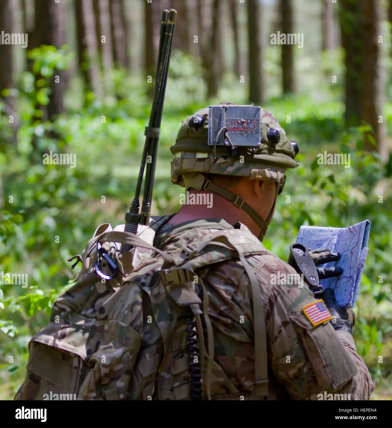 Vereinigte Staaten Armee Pfc. Connor Walcher, gebürtig aus Bixby, Oklahoma und vorwärts Beobachter zugewiesen an Task Force Team Adler 2-7 Infanterie, findet die Koordinaten auf seiner Karte, um in einer simulierten Artillerieschlag während des zweiten Tages der multinationale Ausbildung bei der großen litauischen Hetman Jonusas Radvila Training Regiment, in Rukla, Litauen, 11. Juni 2015 nennen. Die Ausbildung ist Teil einer größeren Übung in den baltischen Staaten genannt Saber Strike 2015 durchgeführt werden. Säbel-Strike ist eine langjährige US-Army in Europa führte kooperative Übung. Das diesjährige Übung Ziele bewirken Stockfoto