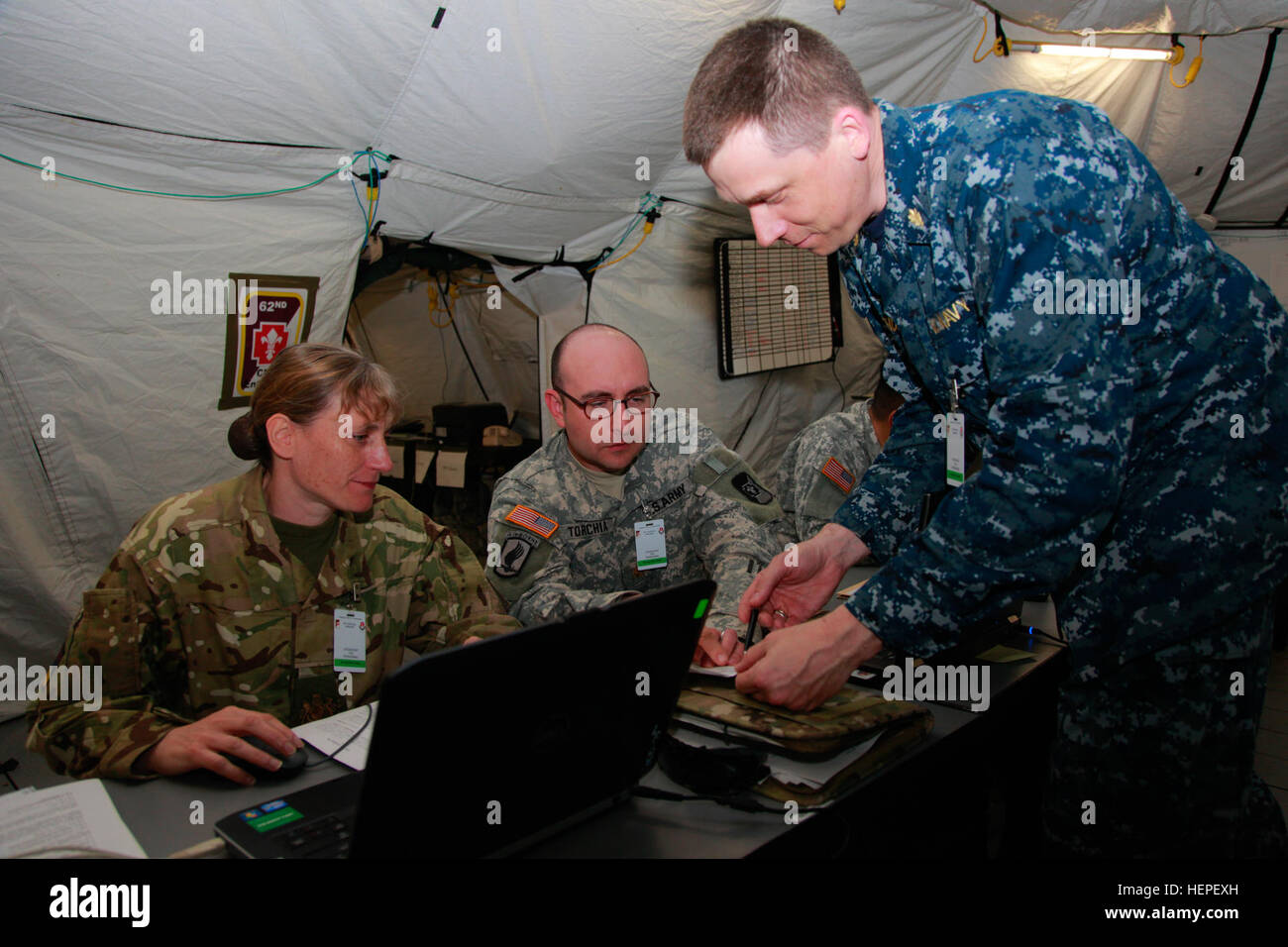 U.S. Navy Lt. CMdR Bill Parthun (rechts), US Armee Generalmajor Thomas Torchia (Mitte) und Vereinigtes Königreich Chief Warrant Officer (Regimental Sergeant Major) Jenny Clarke zusammenarbeiten um Operationen während kombiniert gemeinsame Atlantic Schlange zusammen mit Global Medic unbenommen vorwärts Operating Base, Fort McCoy, Wisconsin, USA, 13. Juni 2015 planen. Globale Medic ist der führenden medizinischen Bereich Fortbildungsveranstaltung in das Department of Defense und ist die nur gemeinsame akkreditierten Übung konzipiert, geplant und ausgeführt von Armee-Reserve-Soldaten. Kombinierte gemeinsame Atlantic Schlange verbessert die Interoperabilität zwischen den internationalen forc Stockfoto