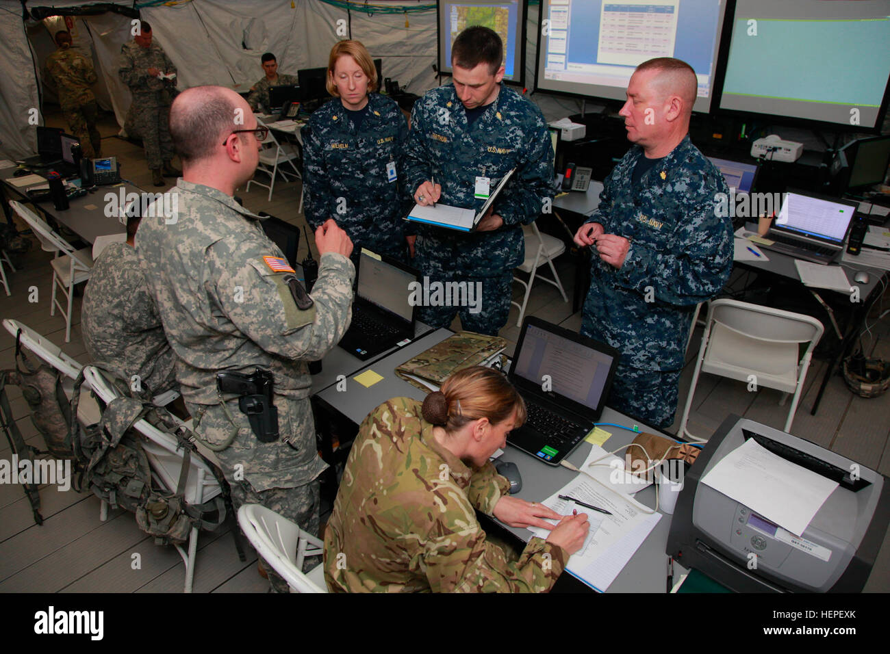 Service-Mitglieder aus den USA und Großbritannien arbeiten gemeinsam, um Operationen während kombiniert gemeinsame Atlantic Schlange zusammen mit Global Medic unbenommen vorwärts Operating Base, Fort McCoy, Wisconsin, USA, 13. Juni 2015 planen. Globale Medic ist der führenden medizinischen Bereich Fortbildungsveranstaltung in das Department of Defense und ist die nur gemeinsame akkreditierten Übung konzipiert, geplant und ausgeführt von Armee-Reserve-Soldaten. Kombinierte gemeinsame Atlantic Schlange verbessert die Interoperabilität zwischen den internationalen Truppen durch die Ausübung Bereich Arztpraxen und Ausrüstung, Protokolle und Schlacht Bohrer in einem taktischen traini Stockfoto