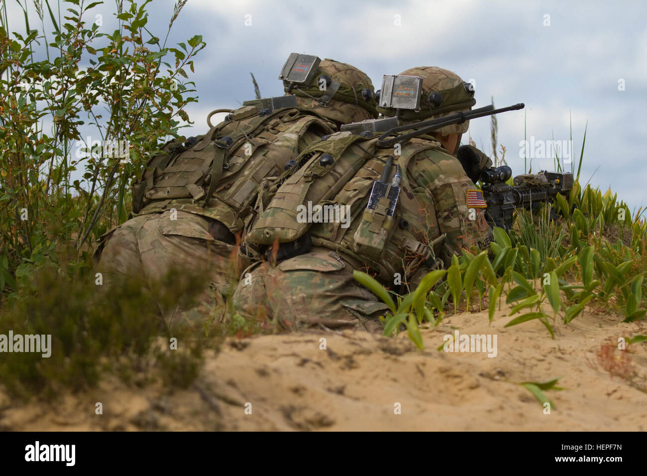 Vereinigte Staaten Armee Pfc. Brian Kalemba, gebürtig aus Cincinnati, links und Sgt. Nathaniel Duesler, gebürtig aus Garrett, ind., beide zugewiesen Team Adler, Task Force 2-7 Infanterie als Infanteristen, Scannen Sie das Schlachtfeld von Stürmer Betriebsstellung in multinationale Ausbildung bei den großen litauischen Hetman Jonusas Radvila Training Regiment, 17. Juni 2015. Säbel-Strike ist eine langjährige US-Army in Europa führte kooperative Übung. Das diesjährige Übung Ziele erleichtern die Zusammenarbeit zwischen der U.S., Estland, Lettland, Litauen und Polen zu gemeinsamen Einsatzfähigkeit in einer Stockfoto