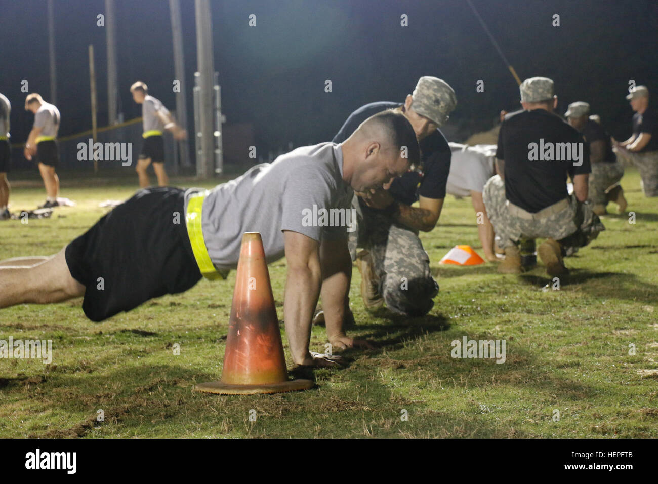 Long-Range Surveillance Auswahl Kandidaten teilnehmen in der Push-up-Ereignis eines qualifizierenden Ranger körperliche Fitness Tests, 22. Juni um Fort Bragg, N.C. Die RPFT bestand aus Liegestütze und Sit-up Tests mit der Altersgruppe 17-21, ein fünf-Meile in unter 40 Minuten laufen und sechs oder mehr Klimmzüge abschließen. 19 Kandidaten begann ihre Morgen im Wettbewerb um eine Chance, ein Teil der F Company (Long-Range-Überwachung), Hauptquartier Bataillon, XVIII Airborne Corps sein. (Foto: US Army Spc. Paige Behringer, 10. Press Camp Sitz) Long Range Surveillance Auswahl 150622-A-HL390-034 Stockfoto