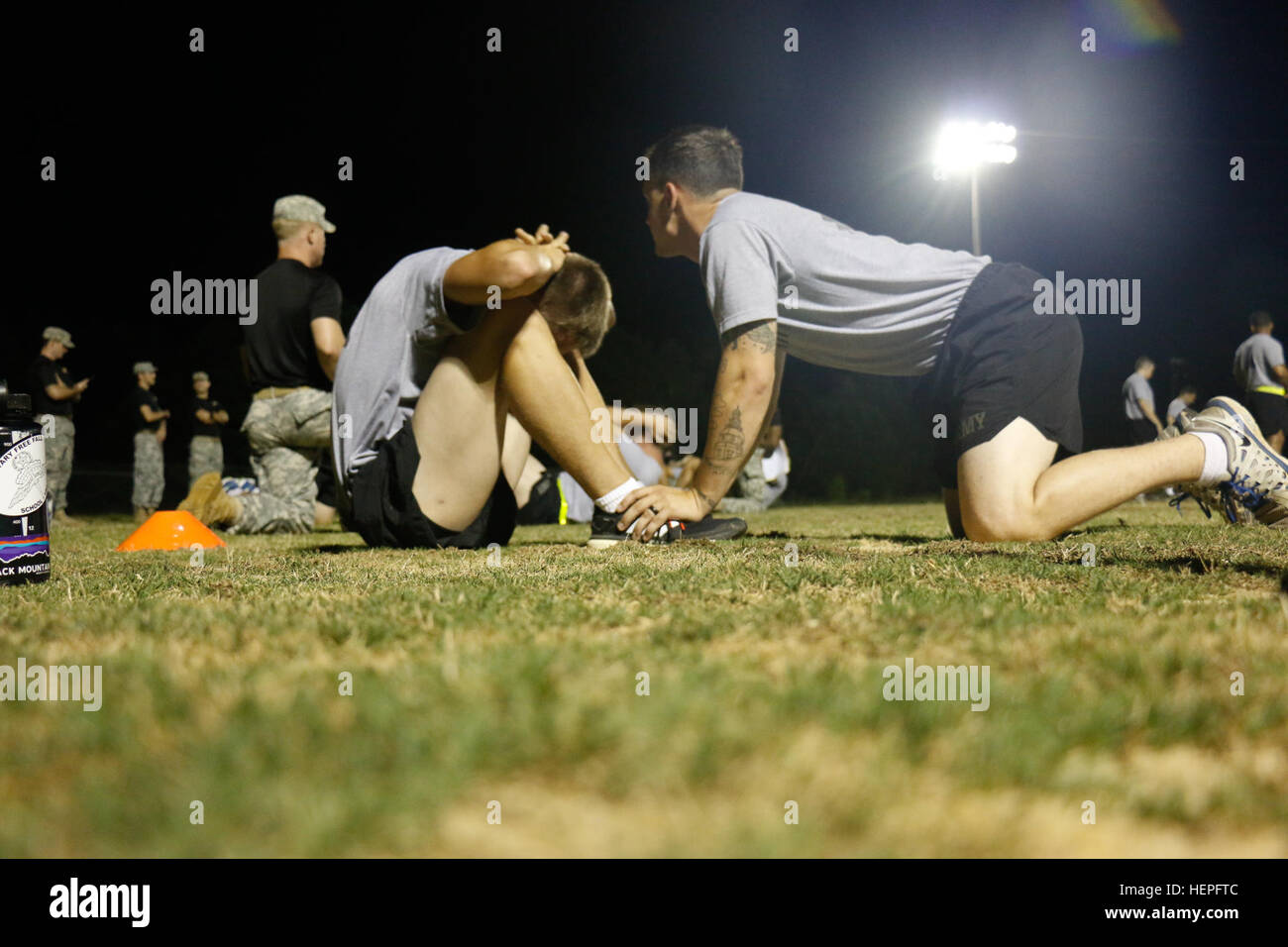 Long-Range Surveillance Auswahl Kandidaten teilnehmen in der Sit-up-Ereignis eines qualifizierenden Ranger körperliche Fitness Tests, 22. Juni um Fort Bragg, N.C. 19 Kandidaten begann ihre Morgen im Wettbewerb um eine Chance, ein Teil der F Company (Long-Range-Überwachung), Hauptquartier Bataillon, XVIII Airborne Corps sein.  Eine zusätzliche Voraussetzung für LRS Auswahl Unteroffizier Kandidaten ist Ranger Schulabschluss. Unteren eingetragene Soldaten sollen Ranger-Schule bei ihrem nächsten sich bietenden Gelegenheit zu vervollständigen. (Foto: US Army Spc. Paige Behringer, 10. Press Camp Sitz) Lange Stockfoto