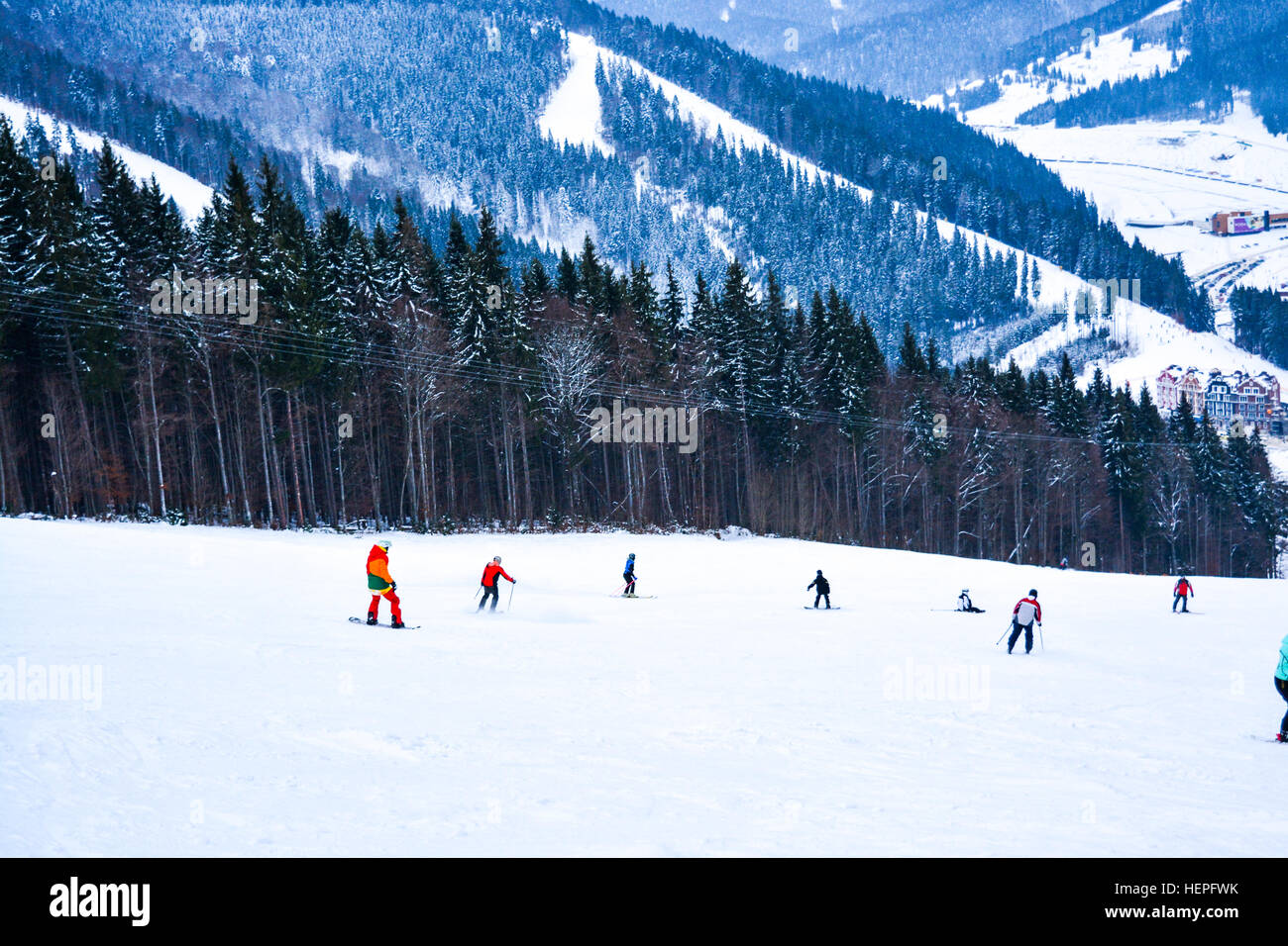 BUKOVEL, UKRAINE - 17. Dezember 2016: Snowboarder und Skifahrer auf der Piste Stockfoto