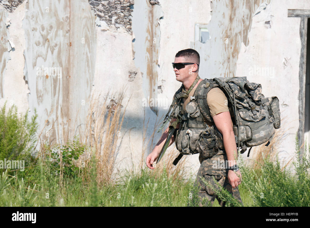 SPC. Colby Thomas, Infanterist zugewiesen Firma C, 2. Bataillon, 504th Parachute Infantry Regiment, 1st Brigade Combat Team, 82nd Airborne Division geht bis zum Ende eines Land-Navigation-Kurses bei Langstrecken Überwachung Auswahl für F Company (Long-Range-Überwachung), Hauptquartier Bataillon, XVIII Airborne Corps, 23. Juni, in Fort Bragg, N.C. Während der sechsstündigen Kurs befindet sich Thomas vier der sechs Punkte auf seinem Notenblatt mit nur ein paar Minuten Zeit. Von 09:00 blieb nur 17 der ursprünglichen 19 Kandidaten. (US Armee-Foto von Spc. Paige Behringer, 10. Pressenkopf Camp Stockfoto