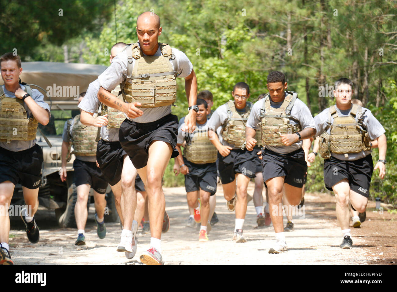 Unter der Leitung von Spc. Brandon Davis (vorne), ein Infanterist, 1. Bataillon, 325. Airborne Infanterie-Regiment, 2nd Brigade Combat Team, 82nd Airborne Division zugewiesen beginnen Langstrecken Überwachung Auswahl Kandidaten eine drei-Meilen-Zone Körperpanzer laufen, 23. Juni, in Fort Bragg, N.C. 17 Kandidaten trotzten dreistelligen Wärme für eine Chance, einen Teil der F Company (lange Reihe Überwachung) konkurrieren , Zentrale Battalion, XVIII Airborne Corps. (Foto: US Army Spc. Paige Behringer, 10. Press Camp Sitz) Long Range Surveillance Auswahl 150623-A-HL390-425 Stockfoto