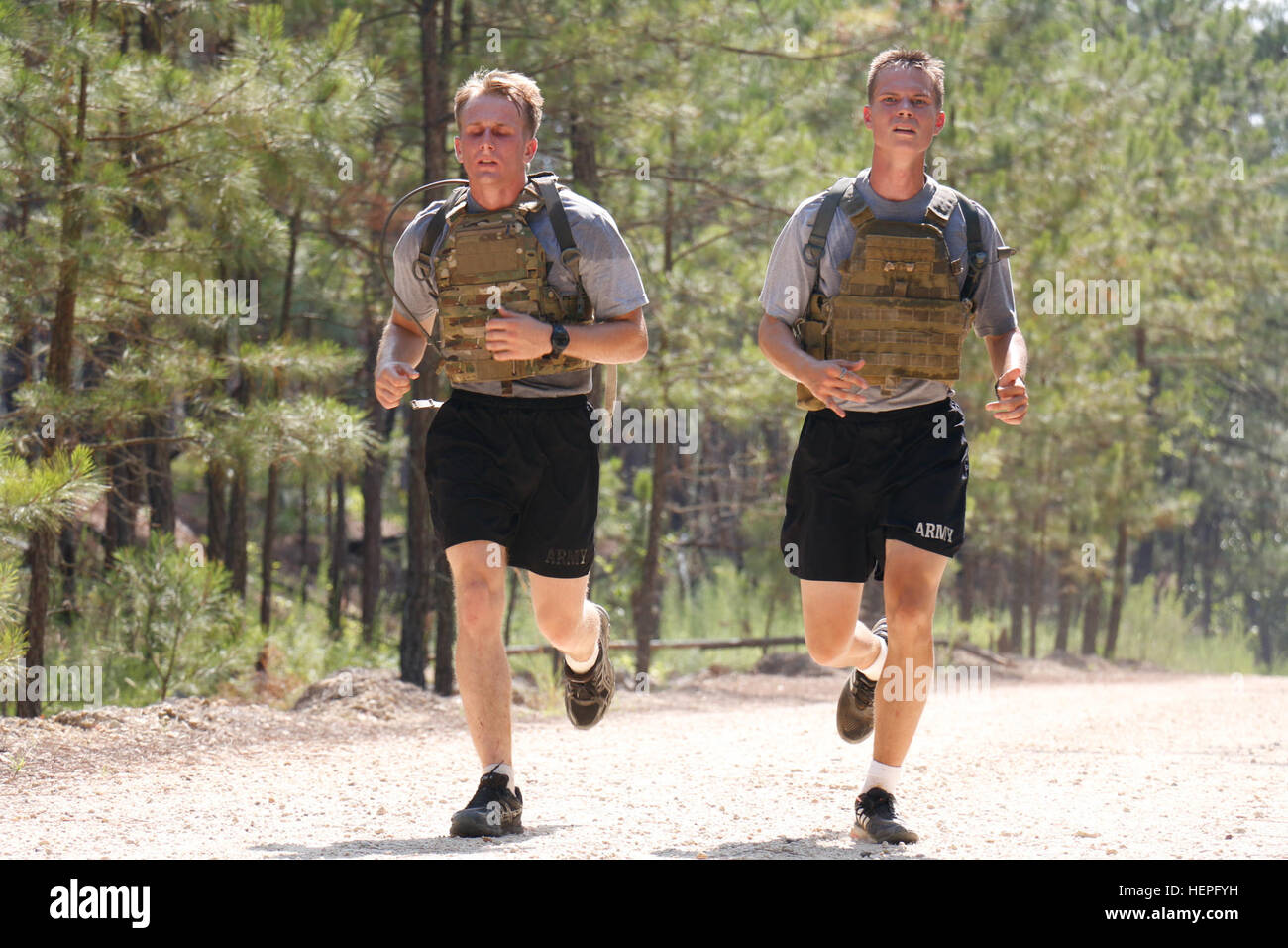 Beide Infanteristen, Pfc. Aaron Sekas (links), und Pfc Nick Tag zugewiesen bzw. Sitz und Headquarters Company, 2. Bataillon, 508. Fallschirm-Infanterie-Regiment und C Company, 1. Bataillon, 325. Airborne Infanterie-Regiment, 2nd Brigade Combat Team, 82nd Airborne Division, nahe dem Ende einer drei-Meilen-Zone Body armor während Langstrecken Überwachung Auswahl, 23.Juni in Fort Bragg, N.C. Sekas und Tag erfolgreich geschwitzt, die laufen in Triple Ziffer Sommerwetter. (Foto: US Army Spc. Paige Behringer, 10. Press Camp Sitz) Long Range Surveillance Auswahl 150623-A-HL Stockfoto