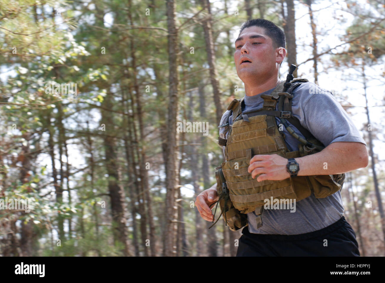 Staff Sgt Michael Ballou, Infanterist, 2nd Battalion, 87. Infanterie-Regiment, 2nd Brigade Combat Team, 10th Mountain Division zugewiesen nähert sich das Ende einer warf Meile Body armor während Langstrecken Überwachung Auswahl ausgeführt. Kandidaten wurden im Idealfall erwartet den Lauf in 24 Minuten oder weniger, trotz der widrigen Wetterbedingungen. (Foto: US Army Spc. Paige Behringer, 10. Press Camp Sitz) Long Range Surveillance Auswahl 150623-A-HL390-428 Stockfoto