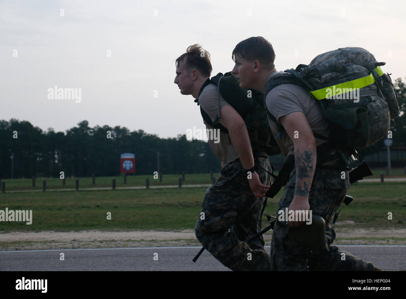 Beide Infanteristen, Pfc. Aaron Sekas (links) und Pfc. Harley George, jeweils zugewiesenen Headquarters und Headquarters Company, 2. Bataillon, 508. Fallschirm-Infanterie-Regiment, 2nd Brigade Combat Team und 3. Geschwader, 73. Airborne Kavallerie-Regiment, 1st Brigade Combat Team, 82nd Airborne Division, füllen Sie einen Ruck der 20-Kilometer-Marsch zusammen bei der letzten Etappe des langen Überwachung Bereichswahl, 24 Juni, in Fort Bragg , N.c.-Kandidaten wurden erwartet, dass den Ruck-Marsch in weniger als drei Stunden auf ihren Weg in F Company (Long-Range-Überwachung), Hauptquartier Bataillon XVIII A verdienen abschließen Stockfoto