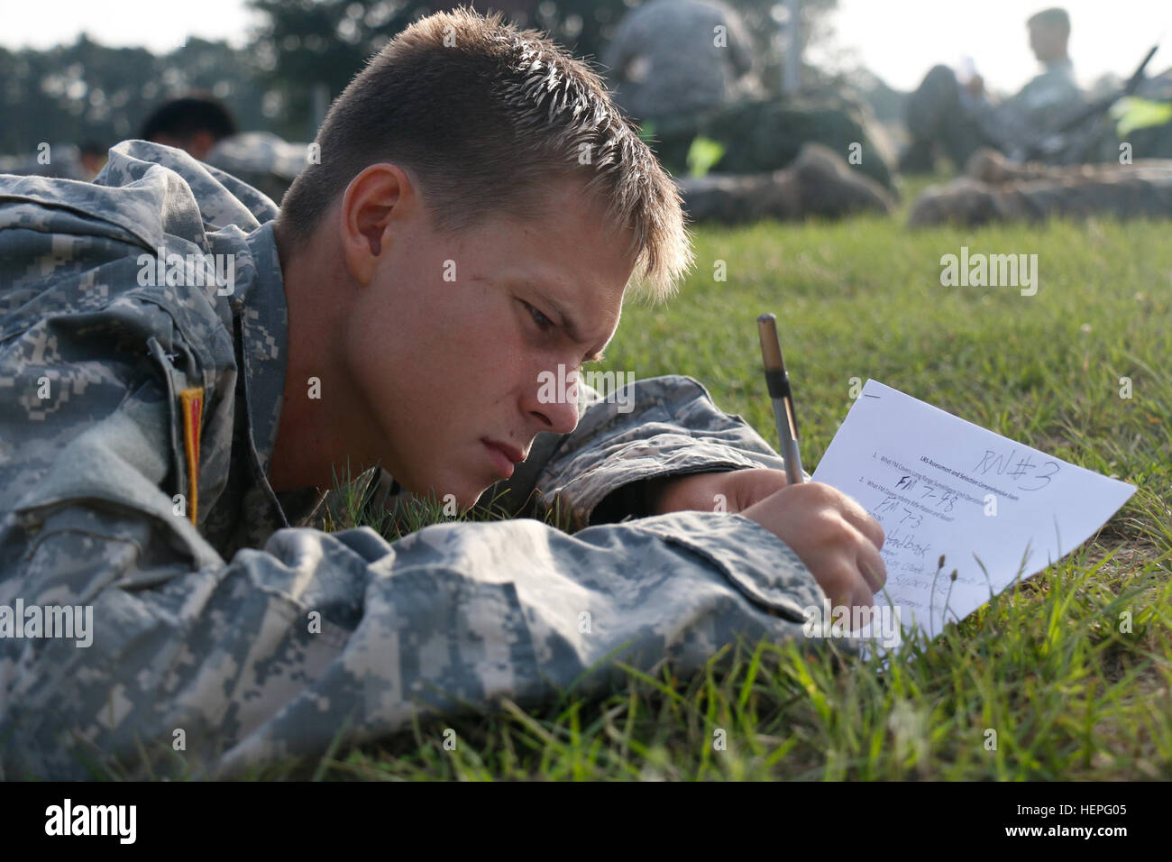 PFC. Nick Day, Infanterist zugeordneten Unternehmen C, 1. Bataillon, 325. Airborne Infanterie-Regiment, 2nd Brigade Combat Team, 82nd Airborne Division, konzentriert sich auf eine schriftliche Prüfung bei der letzten Etappe des langen Überwachung Bereichswahl, 24 Juni, in Fort Bragg, N.C. Am letzten Tag der Auswahl abgeschlossen Kandidaten einen Ruck der 20-Kilometer-Marsch, eine schriftliche Prüfung und ein Hindernis-Parcours. (Foto: US Army Spc. Paige Behringer, 10. Press Camp Sitz) Long Range Surveillance Auswahl 150624-A-HL390-159 Stockfoto