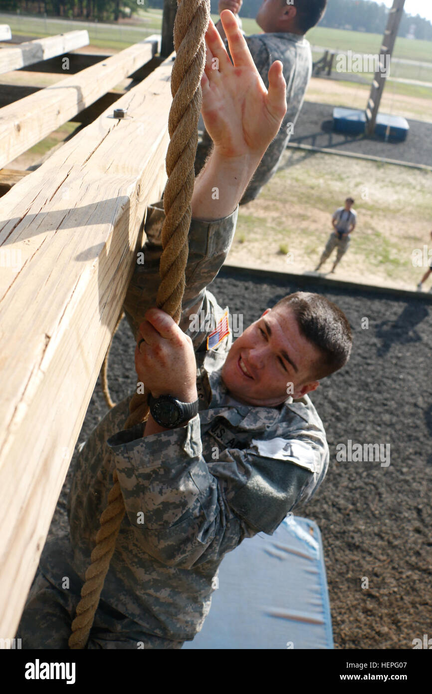 SPC. Colby Thomas, Infanterist zugeordneten Unternehmen C, 2nd Battalion, 504th Parachute Infantry Regiment, 1st Brigade Combat Team, 82nd Airborne Division, steigt ein Seil an einem Hindernis-Parcours bei der letzten Etappe des langen Überwachung Bereichswahl, 24 Juni, in Fort Bragg, N.C. Die Hindernis-Parcours war die entscheidende Auswahl Abschlussveranstaltung für F Company (Long-Range-Überwachung), Hauptquartier Bataillon, XVIII Airborne Corps. (Foto: US Army Spc. Paige Behringer, 10. Press Camp Sitz) Long Range Surveillance Auswahl 150624-A-HL390-197 Stockfoto