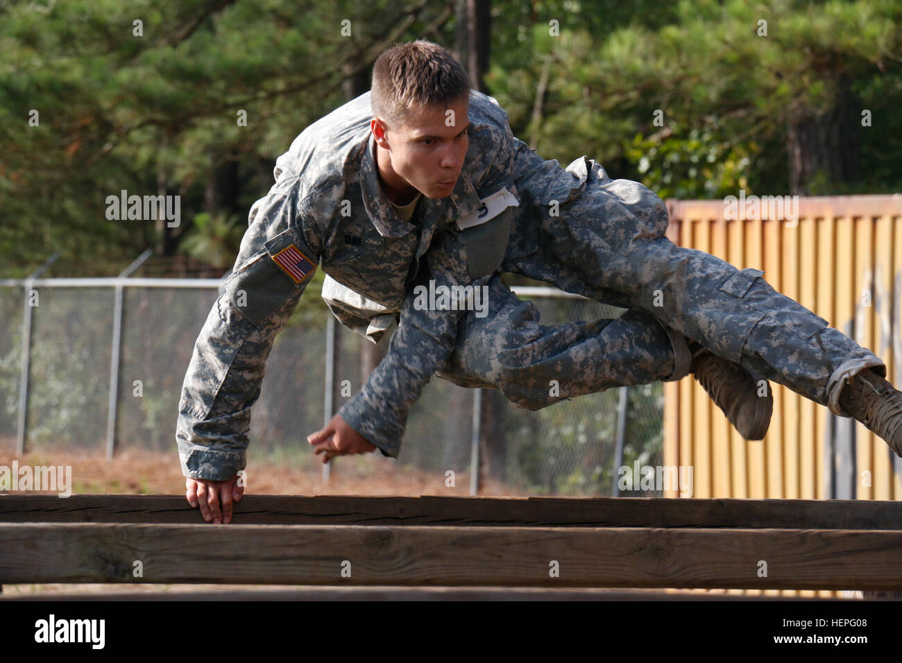 PFC. Nick Day, ein Infanterist, Company C, 1. Bataillon, 325. Airborne Infanterie-Regiment, 2nd Brigade Combat Team, 82nd Airborne Division zugewiesen Gewölbe über einen Lichtstrahl auf ein Hindernis-Parcours bei der letzten Etappe des langen Überwachung Bereichswahl, 24 Juni, in Fort Bragg, N.C. Am letzten Tag der Auswahl abgeschlossen Kandidaten einen Ruck der 20-Kilometer-Marsch, eine schriftliche Prüfung und ein Hindernis-Parcours. (Foto: US Army Spc. Paige Behringer, 10. Press Camp Sitz) Long Range Surveillance Auswahl 150624-A-HL390-229 Stockfoto