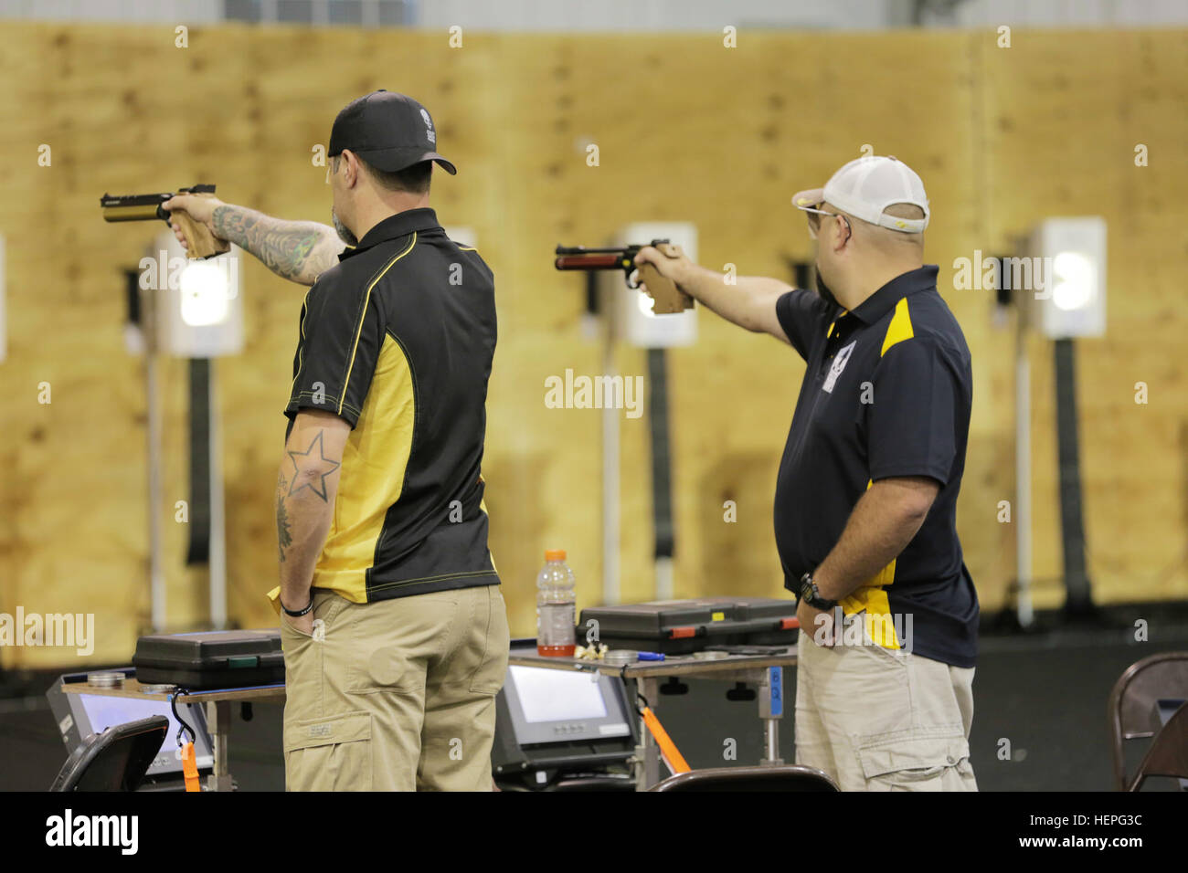 U.S. Army-Veteranen Staff Sgt Billy Meeks (links), Las Cruces, nm und Kapitän Frank Barraquiero, Brick, NJ, nehmen Ziel auf ihre Ziele während der Schießwettbewerb am 2015 Department of Defense Krieger Games bei Marine Corps Base Quantico, Virginia, Juni 26. Die 2015 sind DoD Krieger Spiele vom 19 bis zum 28. Juni statt. Die Spiele sind eine adaptive Sportwettkampf Veteranen und Verwundeten, Kranken und verletzten Angehörige. Rund treten 250 Athleten die Teams aus der Armee, Marine Corps, Marine, Luftwaffe, Special Operations Command und die britischen Streitkräfte im Bogenschießen, Radfahren, shooti Stockfoto