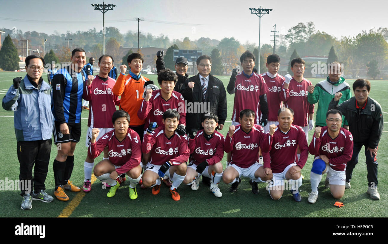 Die Chungju Stadt Fußballmannschaft oben handlich schlagen die Vereinigung der Vereinigte Staaten Armee Koreanisch Kapitel Team in ein 2: 1-Sieg bei der Seoul American High School Football-Feld, am 16. November gezeigt. Die Fußballmannschaft Chungju Stadt besucht USAG Yongsan als guter Nachbar-Kultur und Sport-Austausch-Programm Teil. (Foto: U.S. Army CPL. Jung Jihoon, USAG Yongsan Public Affairs Office Chungju Stadt verprügelt AUSA freundlich "guter Nachbar" Showdown 131116-A-PA123-001 Stockfoto