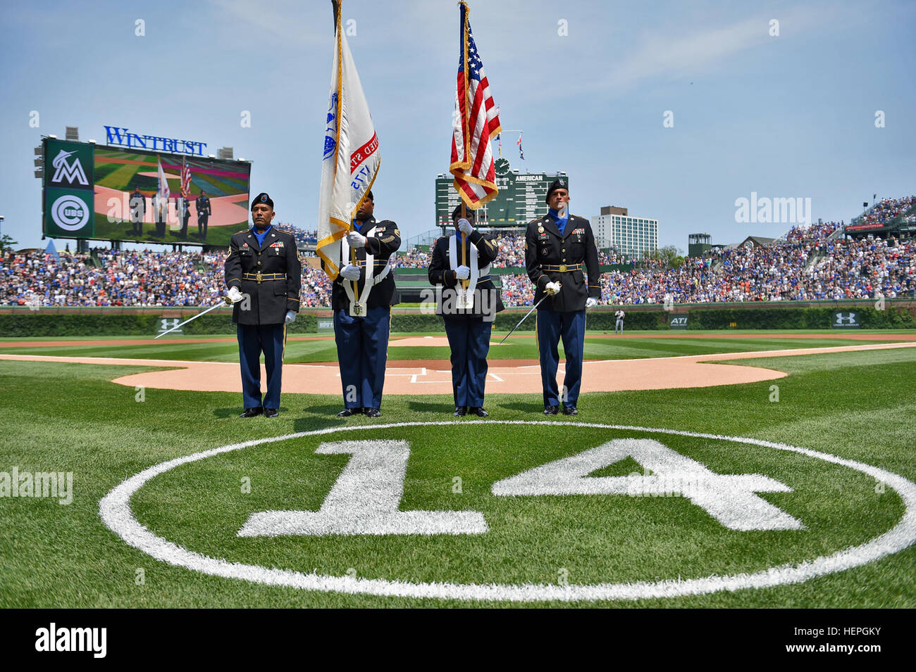 Soldaten aus der 85. Support Command Color Guard Team präsentieren die Farben während der Chicago White Sox vs. Miami Marlins Spiel im Wrigley Field, Juli 3. Das Spiel mit mehr als 41.000 anwesend war eines der drei Spiele während der Fourth Of July Wochenende für Soldaten aus der örtlichen Einheit. (Foto: US-Armee Sgt. 1. Klasse Anthony L. Taylor/freigegeben) Armee-Reserve-Soldaten präsentieren die Farben bei Wrigley Field 150703-A-KL464-051 Stockfoto