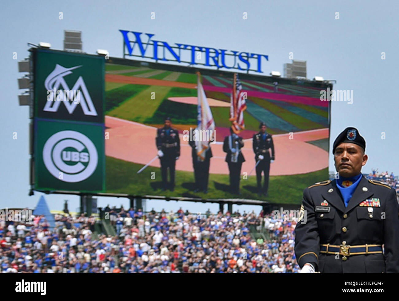 Soldaten aus der 85. Support Command Color Guard Team präsentieren die Farben während der Chicago White Sox vs. Miami Marlins Spiel im Wrigley Field, Juli 3. Das Spiel mit mehr als 41.000 anwesend war eines der drei Spiele während der Fourth Of July Wochenende für Soldaten aus der örtlichen Einheit. (Foto: US-Armee Sgt. 1. Klasse Anthony L. Taylor/freigegeben) Wrigley Field linken Feld Videoboard 1 Stockfoto