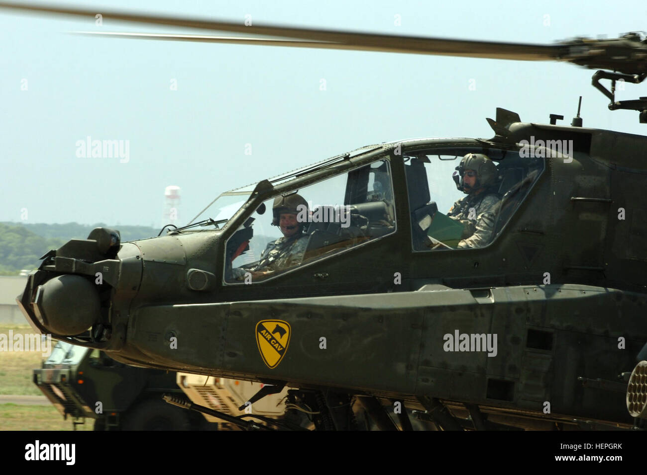 Chief Warrant Officer 4 James "Jimbo" Snyder (Rücksitz), ein AH - 64D  Apache Angriff Hubschrauber-Pilot für 1. "Angriff" Bataillon, 227. Aviation  Regiment, 1st Air-Kavallerie-Brigade, 1. Kavallerie-Division, taxis sein  Flugzeug zurück zu seinem