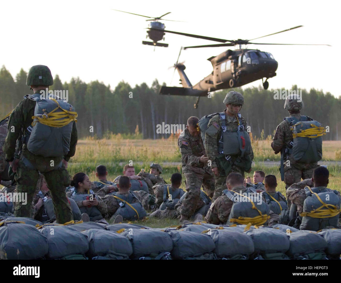 Vereinigte Staaten Armee UH - 60M Black Hawk-Hubschrauber von Firma B, 43. Angriff Hubschrauber-Bataillon, 3. Kavallerie-Regiment, 3. Infanterie-Division, betrieben vorbereiten zu Land und Abholung ihrer Fracht: eine multinationale Truppe, bestehend aus US-Army Dog Company, 1st Battalion (Airborne) 503. Infanterieregiment, 173. Infantry Brigade Combat Team (Airborne) und litauischen Land Forces Algirdo Bataillon, bei der großen litauischen Hetman Jonusas Radvila Training Regiment , in Rukla, Litauen, 7. Juli 2015. Die Soldaten der Dog Company fallen derzeit unter dem 4. Infanterie-Division Mission Befehl Element während der Stockfoto