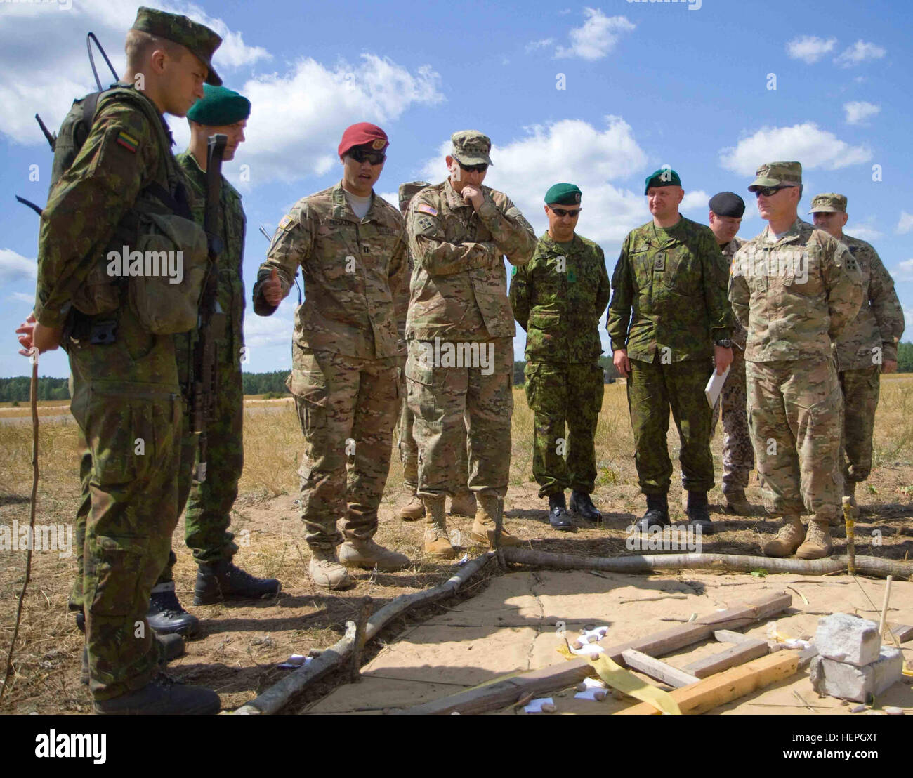 Vereinigten Staaten Army Chief of Staff, General Raymond T. Odierno, Center, ist über eine multinationale Ausbildungsmission mit Dog Company, 1st Battalion (Airborne) 503. Infanterieregiment, 173. Infantry Brigade Combat Team (Airborne), Mission Befehl Element, 4. US-Infanteriedivision und der litauischen Land Forces Algirdo Bataillon bei der großen litauischen Hetman Jonusas Radvila Training Regiment, in Rukla, Litauen, 7. Juli 2015 informiert. Die Soldaten der 4. Infanterie Division Mission Befehl Element (MCE) sind Teil der Operation Atlantic zu beheben, eine multinationale Partnerschaft konzentriert sich auf gemeinsame trai Stockfoto