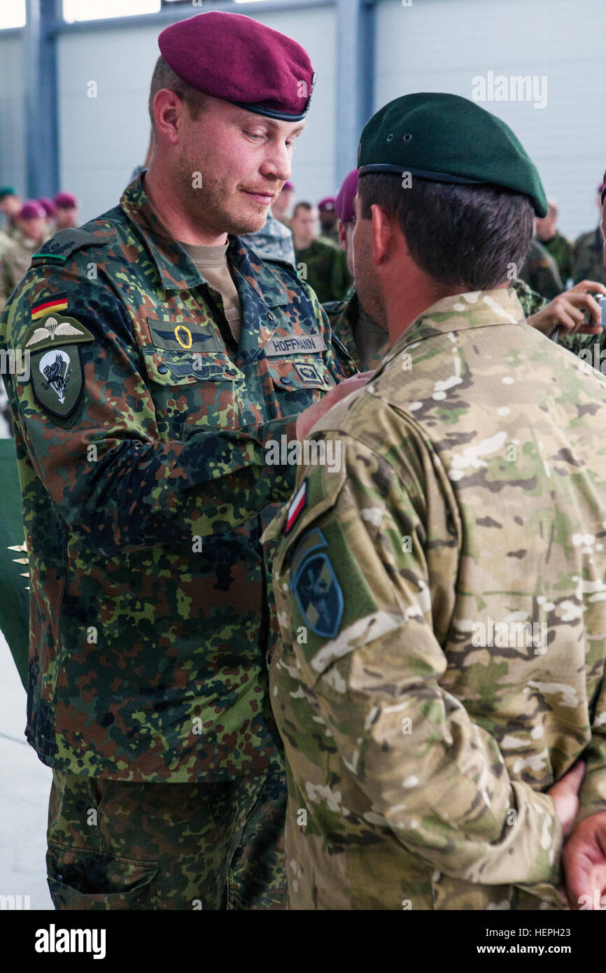 Ein Deutsch-Heli präsentiert German Wings Fallschirmjäger aus verschiedenen Ländern während der Abschlussfeier der internationalen springen Woche (IJW), Ramstein Air Base, Deutschland, 8. Juli 2015. 435. Kontingenz Reaktionsgruppe Gastgeber IJW jährlich, globale Partnerschaften fördern Kameradschaft zwischen USA und internationalen Fallschirmjäger und zum Austausch von aktuellen Taktiken, Techniken und Verfahren im Zusammenhang mit Luftlandeoperationen (Static-Line und militärischen Freifall). (Foto: US Army Staff Sgt Justin P. Morelli / veröffentlicht) 435. CRG internationalen springen Woche 150708-A-PP104-478 Stockfoto