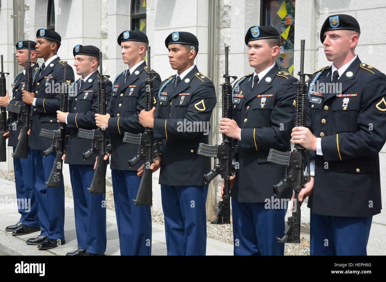 Die Soldaten der 2. gepanzerte Brigade Combat Team, 1. Kavallerie-Division, Feuer 21 Salutschüsse außerhalb der Camp Casey Chapel, Südkorea, zu Ehren ihrer gefallenen Kameraden, Pvt. Michael Carrasco, Computer Detection System Werkstatt, Juliet vorwärts Unterstützungskompanie, 1. Bataillon, 9. Kavallerie-Regiment, 2nd Armored Brigade Combat Team, am 10. Juli. (Foto: U.S. Army Staff Sgt John Healy, 2ABCT PAO, 1. Cav. Div.) 1-9 CAV ehrt die Weitergabe von Pvt. Michael Carrasco 150710-A-PC120-056 Stockfoto