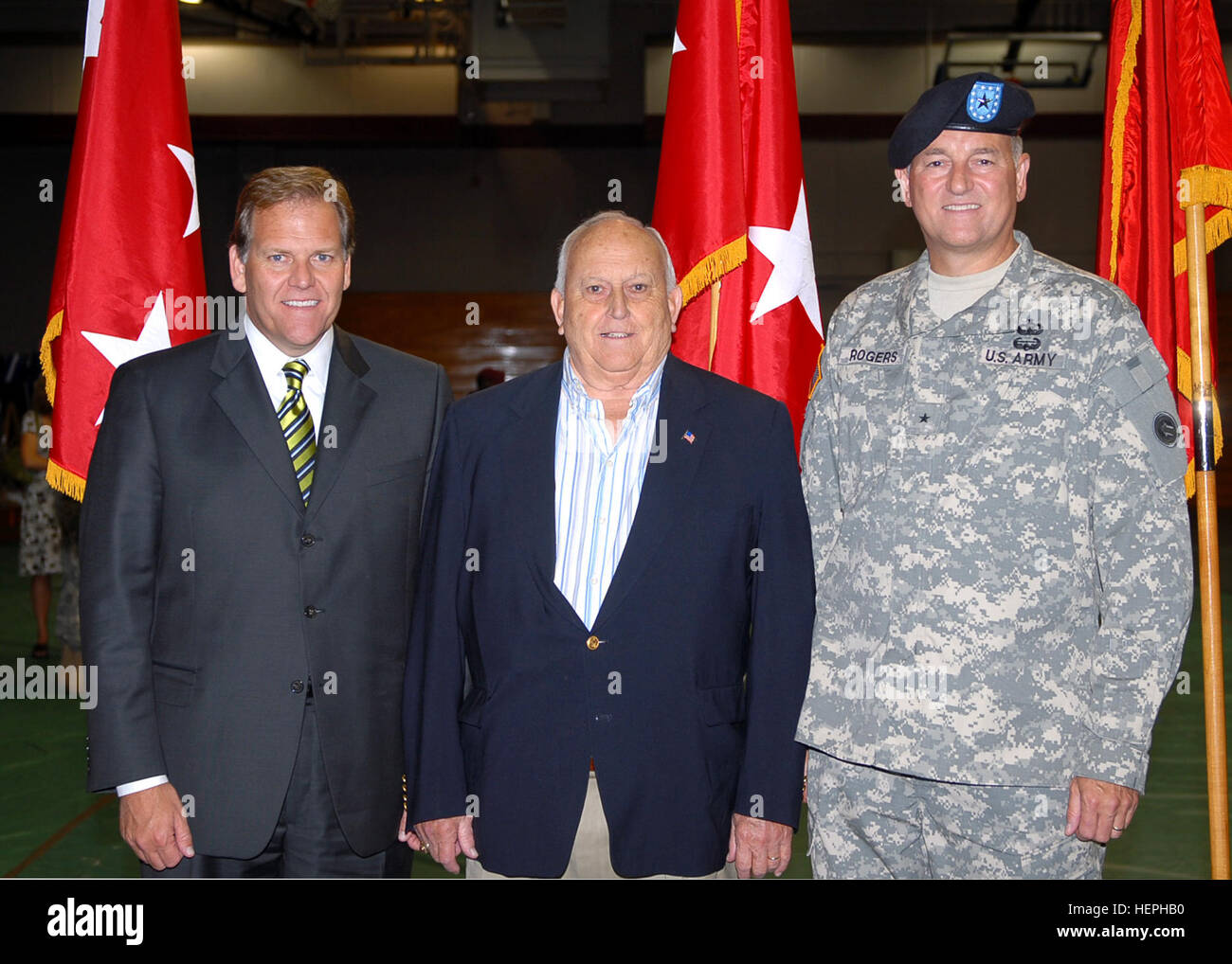 John Rogers steht zwischen seinen Söhnen US Rep Mike Rogers (R -MI) (links) und Major General James E. Rogers (rechts).  Die Familie wieder vereint in Fort Bragg, N.C., 28. August wo Major General Rogers Kommando über die 1. Sustainment Command (Theater) übernommen. Der 1. TSC ist verantwortlich für die Erhaltung Operationen für die US-Streitkräfte im Irak, Afghanistan und der gesamten US Central Command Verantwortungsbereich. Eine Familie von Staats-und Regierungschefs 111556 Stockfoto