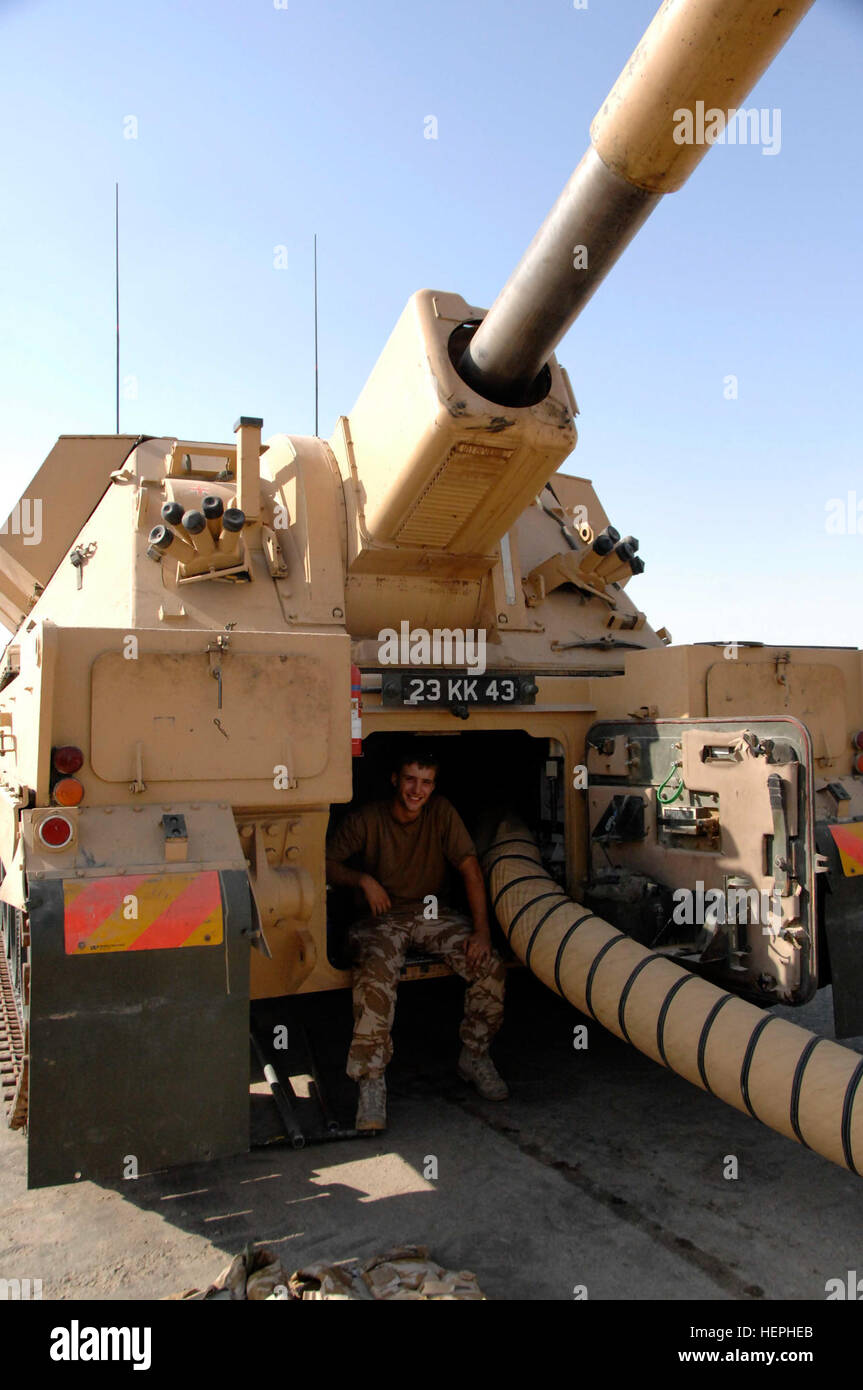 Britische Soldaten von J (Sidi Rezegh) Batterie, 3. Regiment Royal Horse Artillery bereiten die AS90, 155 mm zu kalibrieren Self-propelled Gun. Die Soldaten sind Teil der Multi-National Division (Südosten) Basra, Irak, 28. August 2008. (US Armee-Foto von Pfc. Rhonda J. Roth-Cameron/freigegeben) AS90 Rückansicht Stockfoto