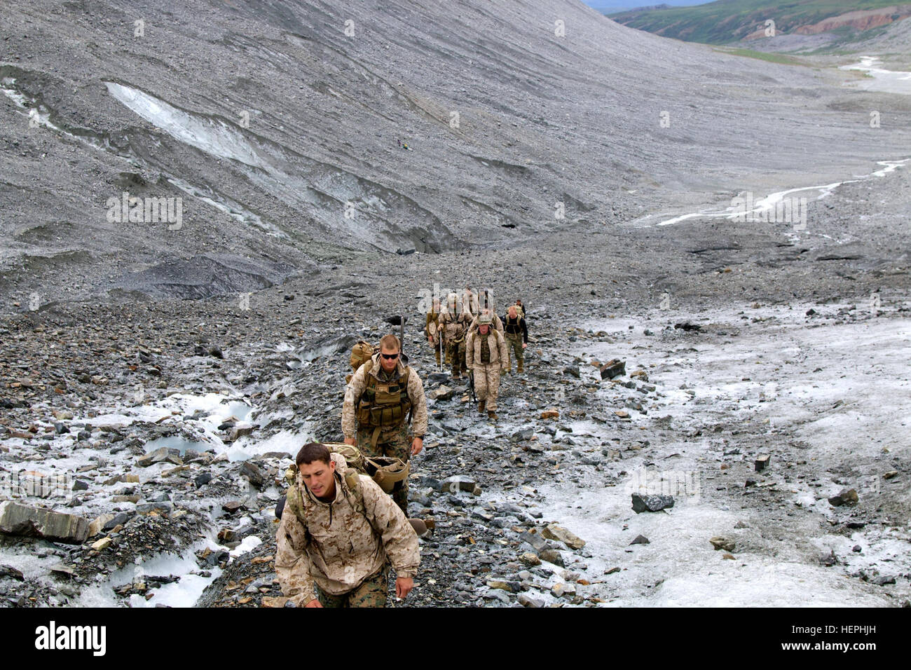 Aus den Bergen Schnee geküsst, das eisigen Rumoren von schmelzenden Gletschern durchgeführt Marines aus 2nd Platoon Force Reconnaissance Company, 1st Reconnaissance Battalion, Camp Pendleton, Kalifornien, zusammen mit Ausbildern aus US Army Alaska Northern Warfare Training Center alpine Militäroperationen Black Rapids Ausbildung vor Ort und Gulkana Glacier 18. Juli 2015. (Foto von Staff Sgt Sean Callahan, USARAK Public Affairs) Marines Schärfe Bergsteigen in Alaska 150718-A-JS802-005 Stockfoto