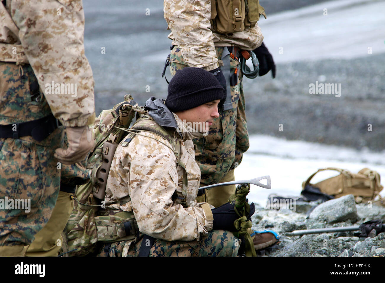 Aus den Bergen Schnee geküsst, das eisigen Rumoren von schmelzenden Gletschern durchgeführt Marines aus 2nd Platoon Force Reconnaissance Company, 1st Reconnaissance Battalion, Camp Pendleton, Kalifornien, zusammen mit Ausbildern aus US Army Alaska Northern Warfare Training Center alpine Militäroperationen Black Rapids Ausbildung vor Ort und Gulkana Glacier 18. Juli 2015. (Foto von Staff Sgt Sean Callahan, USARAK Public Affairs) Marines Schärfe Bergsteigen in Alaska 150718-A-JS802-008 Stockfoto