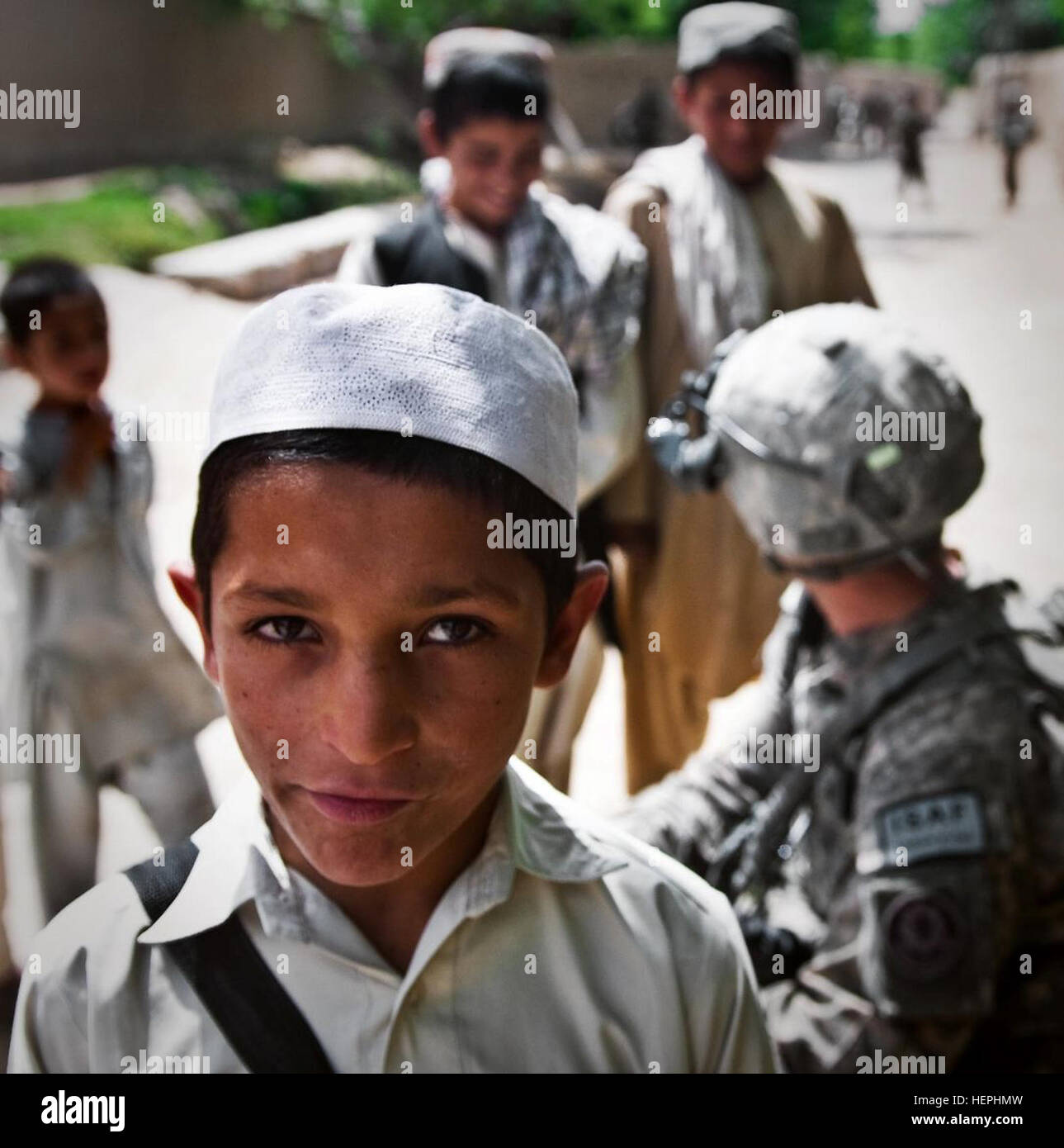 Afghanische Kinder scharen sich um und sprechen Sie mit US Armee Sgt. John M. Davis, Teamleiter für 3rd Platoon, Mad Dog-Truppe, 4. Staffel, 2. Stryker Cavalry Regiment, aus Vilseck, Deutschland, während einer Patrouille in der Nähe von Kandahar Flugplatz, Afghanistan, 13. April 2011 bereitgestellt. Davis, ein Pocatello, Idaho, heimisch, hat eine arbeiten-Kompetenz des Paschtu, die Hauptsprache im Süden Afghanistans und spricht oft mit Kindern während Patrouillen. Soldaten üben Pashto, zum Schutz der Menschen 392918 Stockfoto