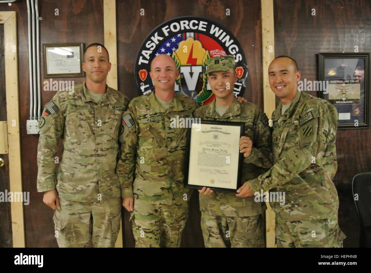 Mitarbeiter der US-Armee nahmen am 18. August 2015 an einer Aufstiegszeremonie auf dem Kandahar Airfield, Afghanistan, für einen Kapitän in der 2. Geschwader, 6. Kavallerie-Regiment, 25. Kampfluftbrigade, teil. Zu den Teilnehmern zählten Personalbeamte, Brigadekommandanten und wichtige Führungskräfte. Bei der Zeremonie wurden Karrierefortschritte und die Entwicklung von Führungskräften innerhalb der eingesetzten Luftverkehrseinheiten gewürdigt. Stockfoto