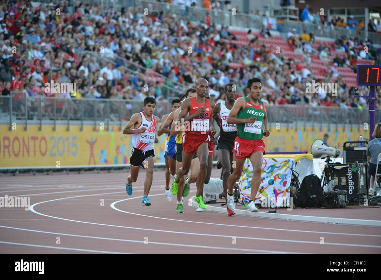 Eine Szene aus der 10.000-Meter laufen bei der 2015 Pan American Games in Toronto, wo US Armee Welt Klasse Athlet Programm Läufer Spc. Aaron Rono und Spc. Shadrack Kipchirchir zweiter und vierter bzw. beendet. US Armee-Foto von Tim Hipps, IMCOM Public Affairs WCAP Läufer Aaron Rono, Shad Kipchirchir beenden 2-4 im 10.000-Meter-Lauf bei 2015 Pan American Games Fotos von Tim Hipps, IMCOM Public Affairs (21207087761) Stockfoto