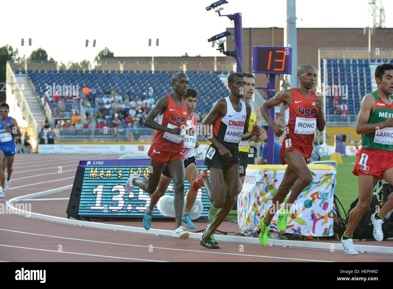 Eine Szene aus der 10.000-Meter laufen bei der 2015 Pan American Games in Toronto, wo US Armee Welt Klasse Athlet Programm Läufer Spc. Aaron Rono und Spc. Shadrack Kipchirchir zweiter und vierter bzw. beendet. US Armee-Foto von Tim Hipps, IMCOM Public Affairs WCAP Läufer Aaron Rono, Shad Kipchirchir beenden 2-4 im 10.000-Meter-Lauf bei 2015 Pan American Games Fotos von Tim Hipps, IMCOM Public Affairs (21012408679) Stockfoto