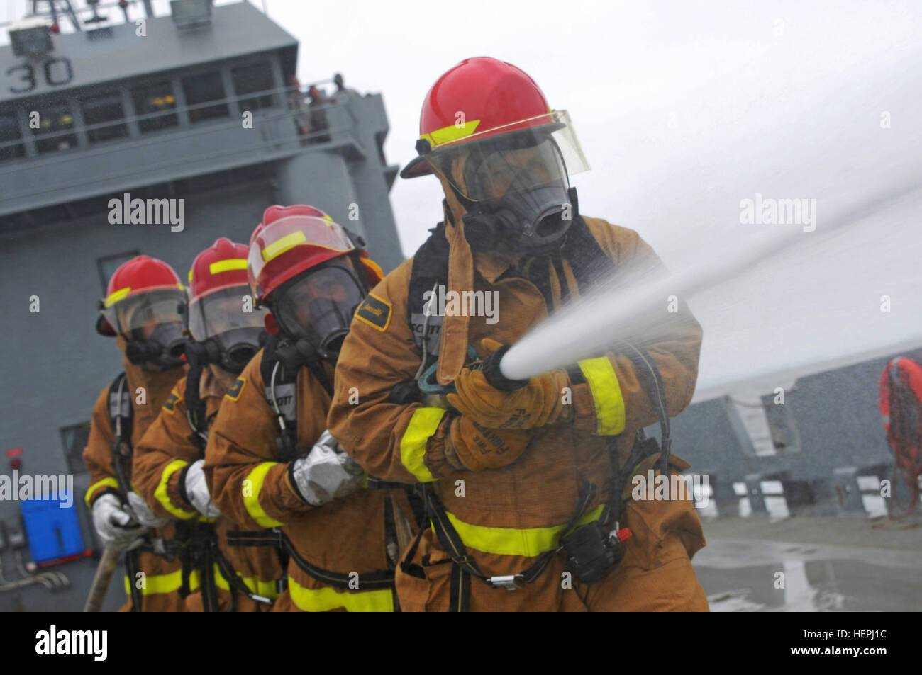 US Armee-Reserve-Soldaten 481. Transportunternehmens reagieren auf eine Brandschutzübung auf Landungsboote Dienstprogramm Monterrey während des Trainings am großen Logistik über die Ufer, West-Übungen in Alameda, Kalifornien, 2. August 2015. Großen Logistik Over-The-Shore, West ist ein jährliches, Armee-Reserve, Multi-Echelon funktionelle Übung entwickelt für Transporteinheiten und Durchhaltefähigkeit Befehle, ihre Expertise in Logistik Over-the-Shore (lose) Betrieb von 25 Juli bis 7. August 2015 zu schärfen. Mehr als 750 Soldaten sind in diesem Jahr beteiligt. Die Übung ist ein Mehrkomponenten Übung mit Eleme geworden Stockfoto