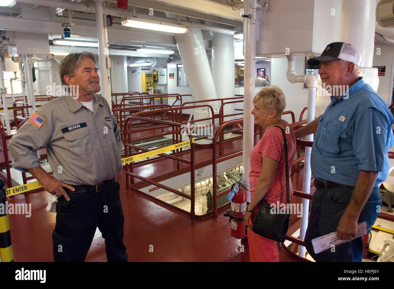 Walker Mohon (links) begrüßt Besucher in den Maschinenraum des Motorschiff Mississippi bei einer öffentlichen Führung des Schiffes am Ross Landung in Chattanooga, Tennessee, 7. August 2015 verankert. M/V Mississippi verbringt mehr als 90 Prozent seiner Zeit als eine funktionierende Schlepper, Lastkähne, Ausrüstungen und Zubehör auf dem untereren Mississippi Flusses bewegt. Die M/V Mississippi, erbaut im Jahr 1993 durch Halter Marine ist die fünfte Army Corps of Engineers-Schlepper mit dem Namen. Es ist das größte Diesel-Schlepper in den Vereinigten Staaten bei 241-Fuß lang, 58-Fuß breit und fünf Stockwerke hoch. Drei 2.100-PS-Diesel-Motoren Stockfoto