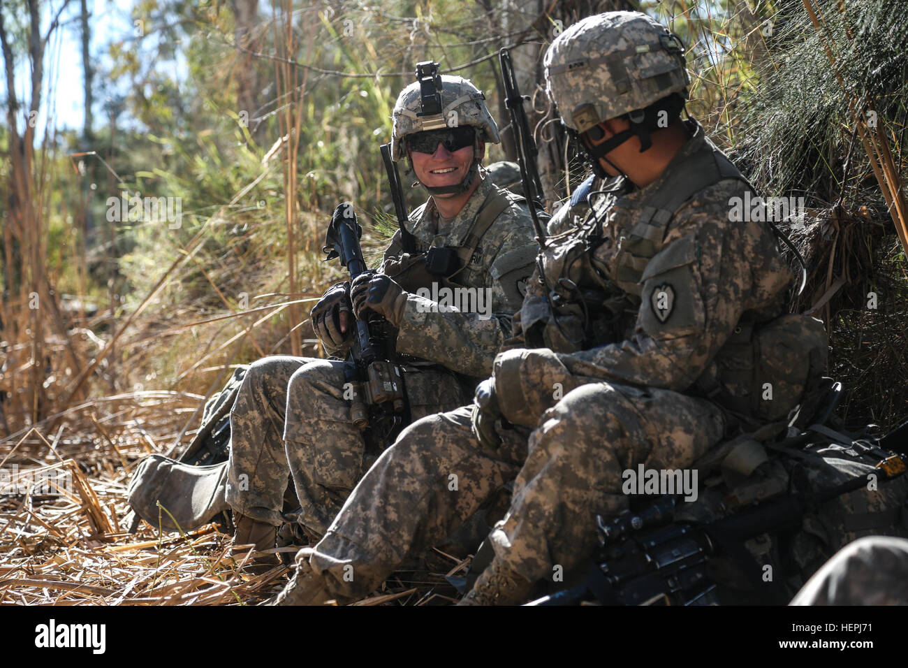 US-Soldaten von Bravo Company, 2-27. Bataillon, 25. Infanterie-Division, ruhen nach patrouillieren in den Wäldern während des Trainings Pazifik Wege in Townsville, Queensland, Australien, 7. August 2015. Pacific Wege Möglichkeit Soldaten die zu trainieren und bauen Sie Beziehungen zu ausländischen Nationen. (US Armee-Foto von Spc. Jordan Talbot/freigegeben) Pazifik Wege 15-02 150807-A-GD362-007 Stockfoto