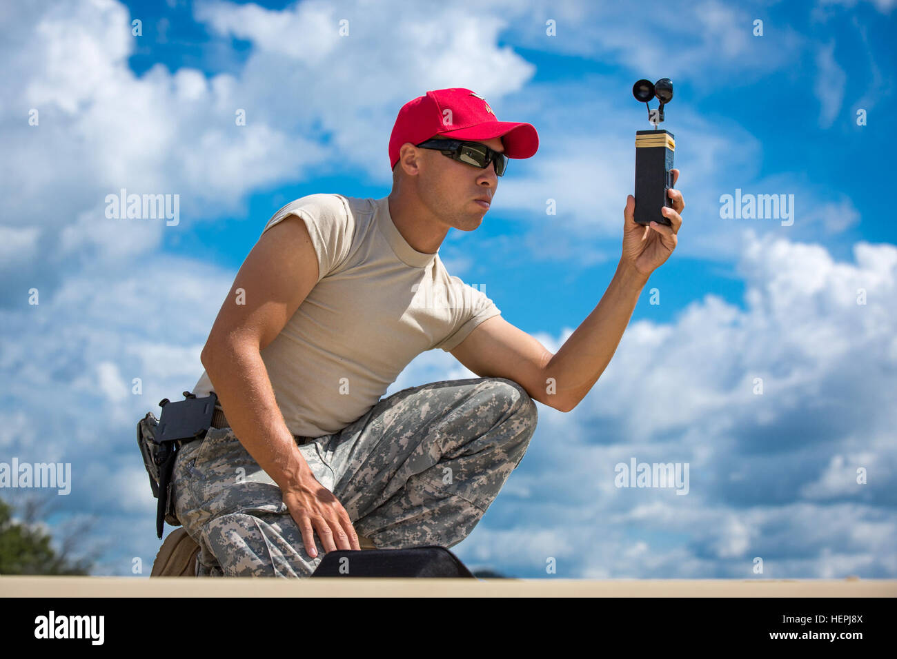 US Army Soldat Sergeant Scott Arron 824th Quartiermeister DESUNTERNEHMENS nimmt Wind Lesungen während Combat Support Training Übung 2015 (CSTX) am Fort McCoy, Wisconsin, USA, 10. August 2015. CSTX ist eine jährliche Übung, die mehr als 8.000 Soldaten enthält. (Foto: U.S. Army Spc. Russell/freigegeben) 824th Quartiermeister Air Drop 150810-A-DR075-008 Stockfoto